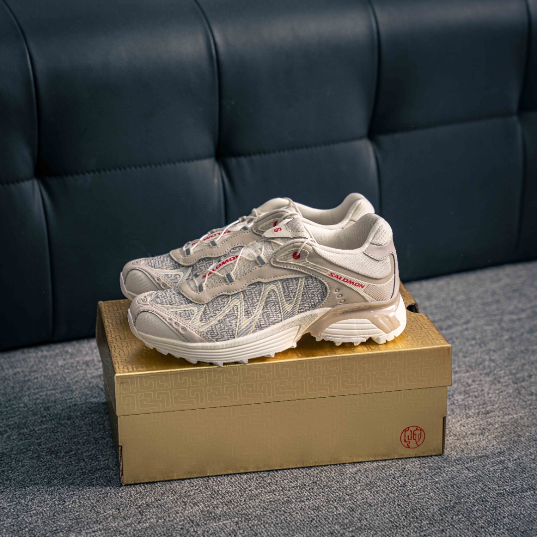 💰280        核心私

SALOMON萨洛蒙 XT-WHISPER PANHUI蟠虺 乙巳系列 CNY减震防滑耐磨透气 低帮跑步鞋 男女同款
原版购入开发 做货 这款X-AIp专注于其空气动力学的外观上，标志性白色与奶油色带来都市风格 鞋舌上的MM6 数字标志就像一枚手工印章，与SALOMON大胆而高科技的LOGO相得益彰 另一双则以纯粹的黑色打造，突出富质感的细节，标志性运动鞋被提炼为新的都市经典 为 SALOMON带来静谧气息 配送专柜精美包装 
面料:   原版进口翻毛皮+透气网面 
内里：原版进口透气网里 
鞋底：原版开模防滑橡胶大底 
底厚：4CM
货号：478479 23
尺码：36 36.5 37.5 38 38.5 39 40 40.5 41 42 42.5 43 44 45 46