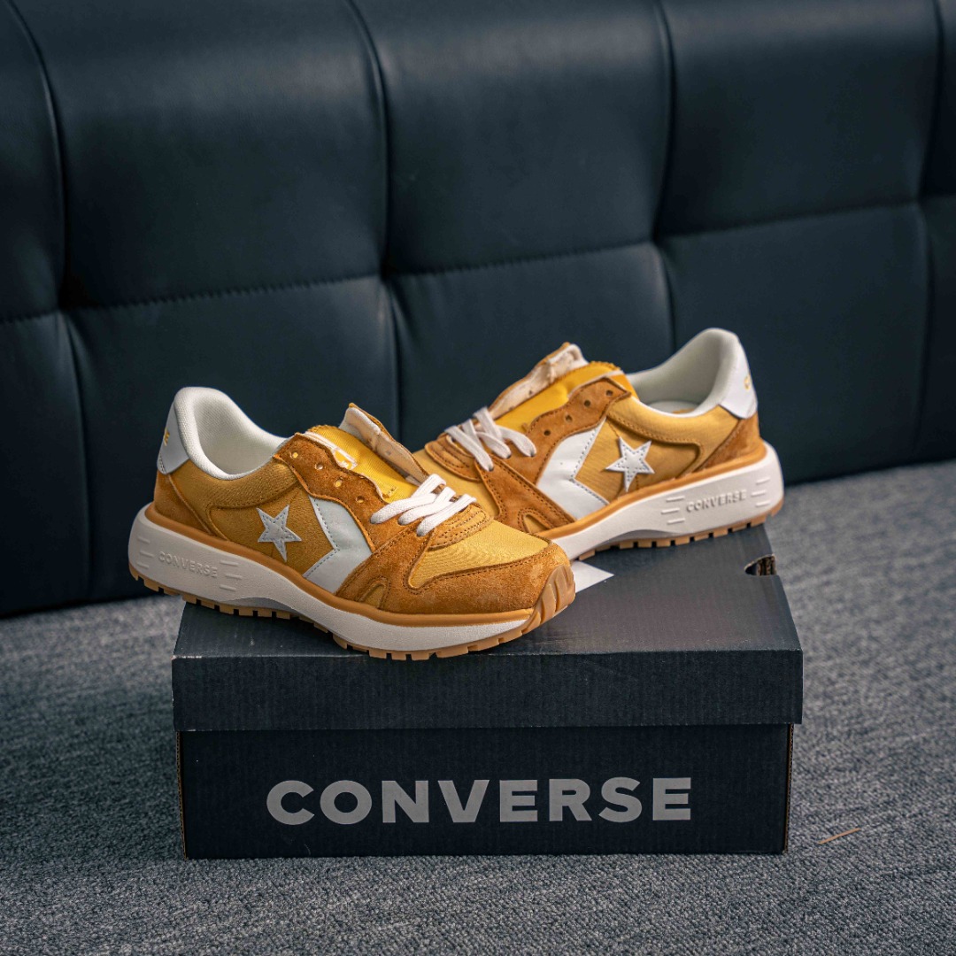 💰160 核心私
匡威复古跑鞋新配色太好看啦
复古校园风这次玩点古早味
匡威全球品牌代言人 王源拍了拍你,用一双「学院复古跑鞋」拉满随性格调!
灵感源自 Converse 上世纪的经典跑鞋鞋款,以致敬20世纪70年代未和80年代初的跑步浪潮。
兴复古跑鞋鞋型,鞋面拼接翻毛皮,利落又简约
兴复古红配色LOGO,加持满满活力兴轻便舒适的脚感,助你肆意起跳个性表达,轻松演绎校园复古风!
尺码 36 36.5 37 37.5 38 39 39.5 40 41 41.5 42 42.5 43 44