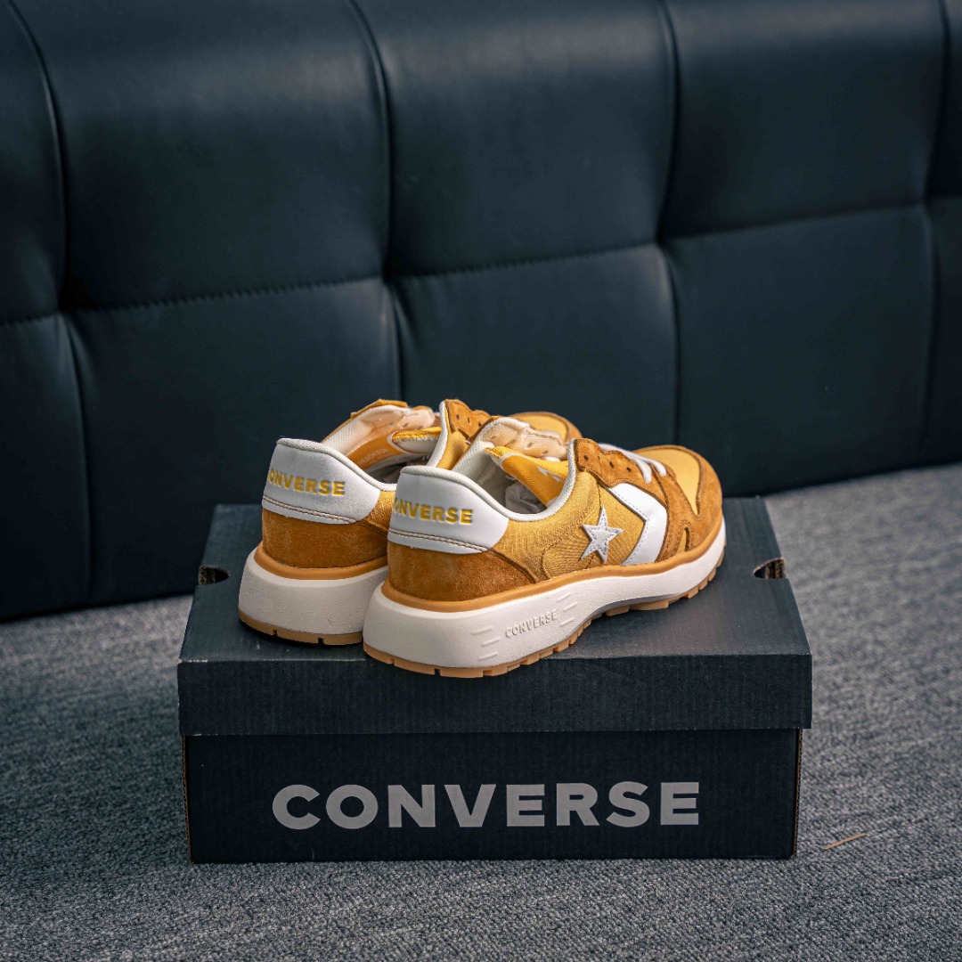 💰160 核心私
匡威复古跑鞋新配色太好看啦
复古校园风这次玩点古早味
匡威全球品牌代言人 王源拍了拍你,用一双「学院复古跑鞋」拉满随性格调!
灵感源自 Converse 上世纪的经典跑鞋鞋款,以致敬20世纪70年代未和80年代初的跑步浪潮。
兴复古跑鞋鞋型,鞋面拼接翻毛皮,利落又简约
兴复古红配色LOGO,加持满满活力兴轻便舒适的脚感,助你肆意起跳个性表达,轻松演绎校园复古风!
尺码 36 36.5 37 37.5 38 39 39.5 40 41 41.5 42 42.5 43 44