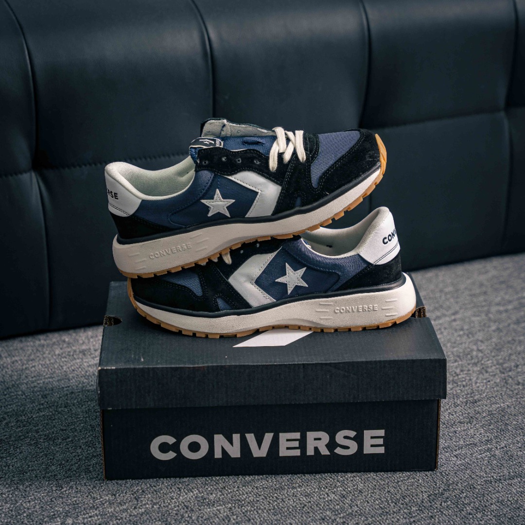 💰160 核心私
匡威复古跑鞋新配色太好看啦
复古校园风这次玩点古早味
匡威全球品牌代言人 王源拍了拍你,用一双「学院复古跑鞋」拉满随性格调!
灵感源自 Converse 上世纪的经典跑鞋鞋款,以致敬20世纪70年代未和80年代初的跑步浪潮。
兴复古跑鞋鞋型,鞋面拼接翻毛皮,利落又简约
兴复古红配色LOGO,加持满满活力兴轻便舒适的脚感,助你肆意起跳个性表达,轻松演绎校园复古风!
尺码 36 36.5 37 37.5 38 39 39.5 40 41 41.5 42 42.5 43 44