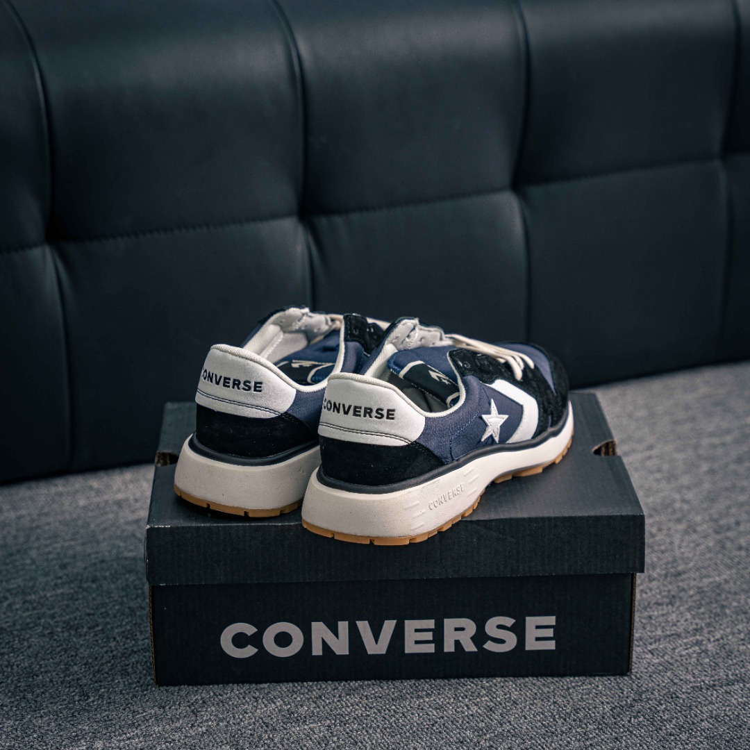 💰160 核心私
匡威复古跑鞋新配色太好看啦
复古校园风这次玩点古早味
匡威全球品牌代言人 王源拍了拍你,用一双「学院复古跑鞋」拉满随性格调!
灵感源自 Converse 上世纪的经典跑鞋鞋款,以致敬20世纪70年代未和80年代初的跑步浪潮。
兴复古跑鞋鞋型,鞋面拼接翻毛皮,利落又简约
兴复古红配色LOGO,加持满满活力兴轻便舒适的脚感,助你肆意起跳个性表达,轻松演绎校园复古风!
尺码 36 36.5 37 37.5 38 39 39.5 40 41 41.5 42 42.5 43 44