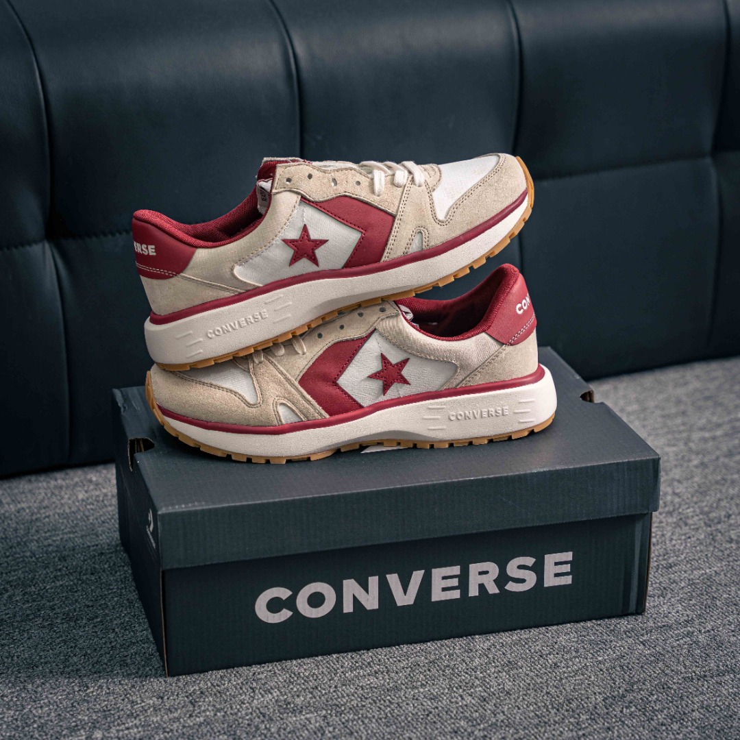 💰160 核心私
匡威复古跑鞋新配色太好看啦
复古校园风这次玩点古早味
匡威全球品牌代言人 王源拍了拍你,用一双「学院复古跑鞋」拉满随性格调!
灵感源自 Converse 上世纪的经典跑鞋鞋款,以致敬20世纪70年代未和80年代初的跑步浪潮。
兴复古跑鞋鞋型,鞋面拼接翻毛皮,利落又简约
兴复古红配色LOGO,加持满满活力兴轻便舒适的脚感,助你肆意起跳个性表达,轻松演绎校园复古风!
尺码 36 36.5 37 37.5 38 39 39.5 40 41 41.5 42 42.5 43 44