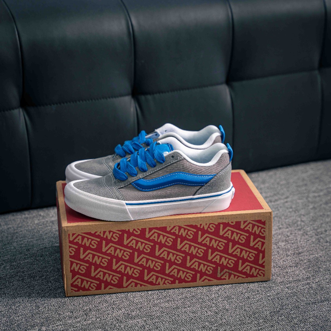 💰140     核心私

Vans范斯官方 Knu Skool  灰蓝色面包鞋  男女同款休闲百搭板鞋流行潮流面包鞋
尺码：35 36 36.5 37 38 38.5 39 40 40.5 41 42 42.5 43 44 工艺：硫化1:1（重量1:1、真标、原钢印、材质标、鞋型标、合格证）
