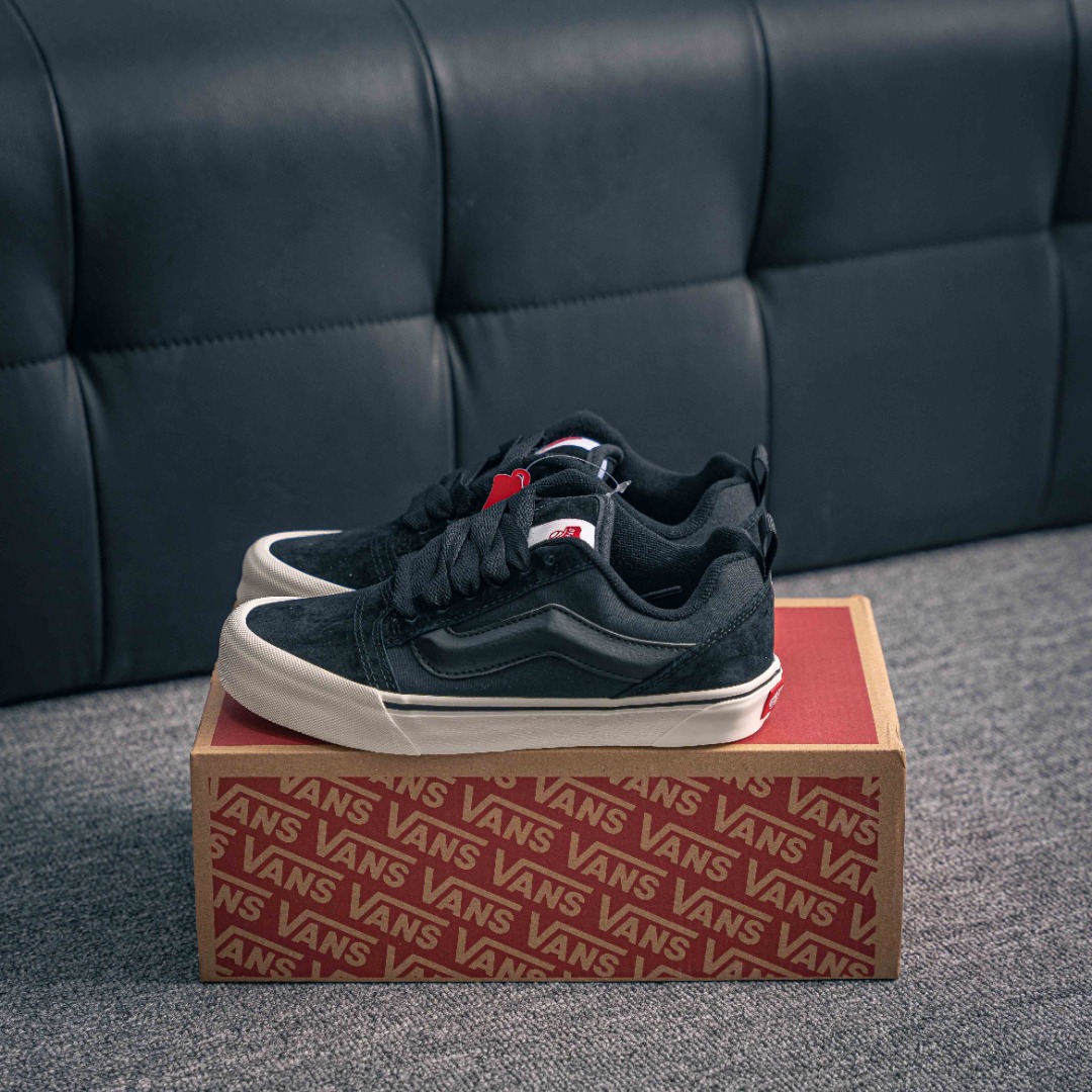 💰140     核心私

【Vans王炸回归】Knu Skool元祖黑面包鞋！
超火的大VANS元祖黑/纯黑面包鞋
90年代复古灵魂+现代超宽基因，加宽饰条+加粗鞋带狂野升级，硫化底踩屎感原地封神～配破坏工装裤痞帅炸街，搭牛仔短裤秒变美式复古甜心🦵！全尺码35-44半码无忧，#复古街头风 #VansKnuSkool 
尺码：35 36 36.5 37 38 38.5 39 40 40.5 41 42 42.5 43 44