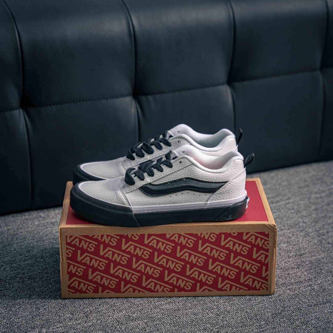 💰130     核心私

Vans Knu Skool vans面包鞋荔枝全白皮拼接系带减震耐磨低帮板鞋男女同款 黑白

颜色：vans面包黑底白皮黑条
尺码：35 36  36.5 37 38 38.5 39 40 40.5 41 42 42.5 43 44 45
工艺：硫化1:1（重量1:1、真标、原钢印、材质标、鞋型标、合格证）