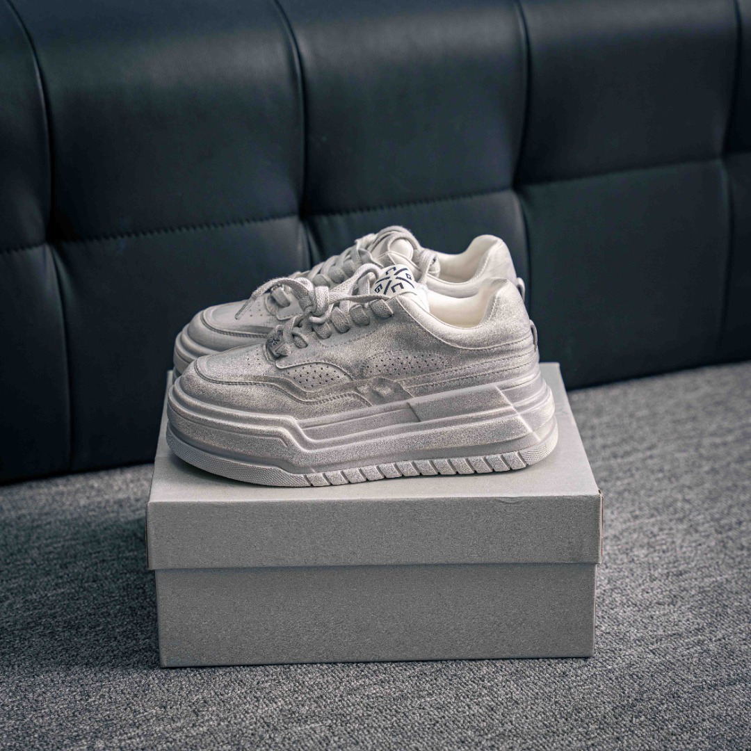 💰200     核心私

新配色♾️MAX广东大厂出品        
2025赵露思同款，新晋潮流鞋靴品GGCC
GG-CC 赛博做旧脏脏鞋【白摩登】 
原版正确大底 高档银盒 全套包装
赛博做旧工艺 耐看百搭 不拘一格
原版正确大底 高档银盒
6.5cm增高厚底 
大长腿既视感轻松拿捏
官方货号：G24X0131
尺码：35 36 37 38 39 40