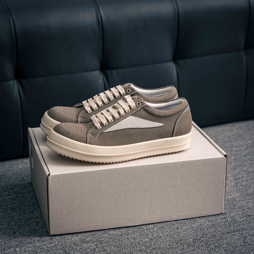 💰340     核心私

RO欧文斯Rickowens 皮棕 2025年度“鞋f2025年最新版一比一规格礼盒装，重达3斤以上，外加定制欧文斯保护盒配有日文、英文，双语种配件卡片!细节诠释，一件不落。鞋盒三标，正面+底部都一一做到!虽然增加不了实质的成本，但是打磨产品的细节，再微小也会还原!38 39 40 41 42 43 44 45 正常运动鞋尺码