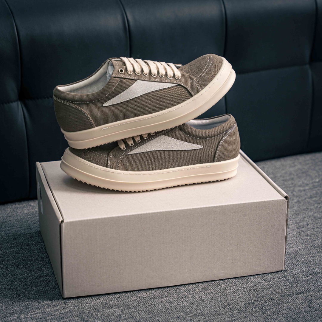 💰340     核心私

RO欧文斯Rickowens 皮棕 2025年度“鞋f2025年最新版一比一规格礼盒装，重达3斤以上，外加定制欧文斯保护盒配有日文、英文，双语种配件卡片!细节诠释，一件不落。鞋盒三标，正面+底部都一一做到!虽然增加不了实质的成本，但是打磨产品的细节，再微小也会还原!38 39 40 41 42 43 44 45 正常运动鞋尺码