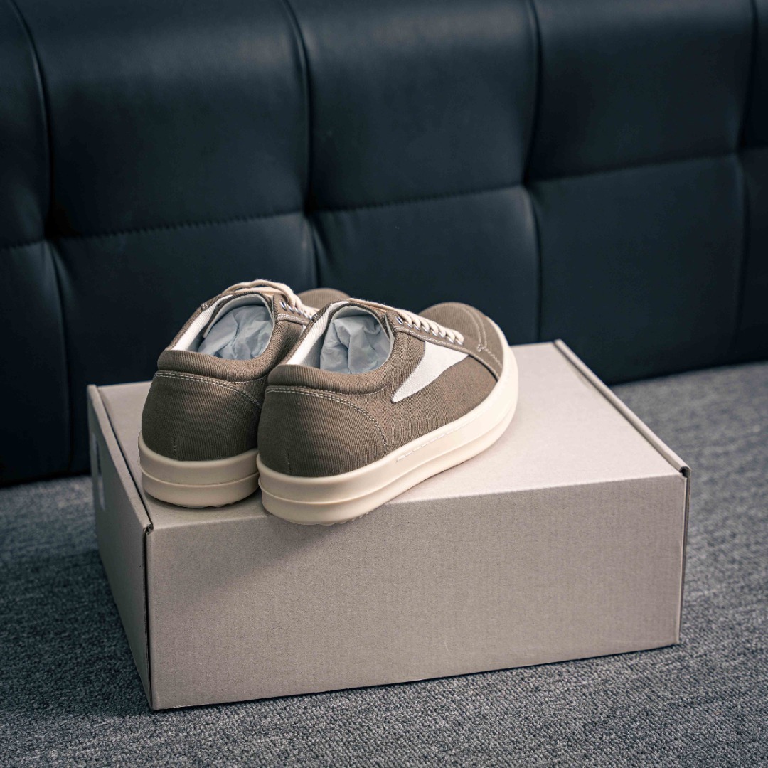 💰340     核心私

RO欧文斯Rickowens 皮棕 2025年度“鞋f2025年最新版一比一规格礼盒装，重达3斤以上，外加定制欧文斯保护盒配有日文、英文，双语种配件卡片!细节诠释，一件不落。鞋盒三标，正面+底部都一一做到!虽然增加不了实质的成本，但是打磨产品的细节，再微小也会还原!38 39 40 41 42 43 44 45 正常运动鞋尺码