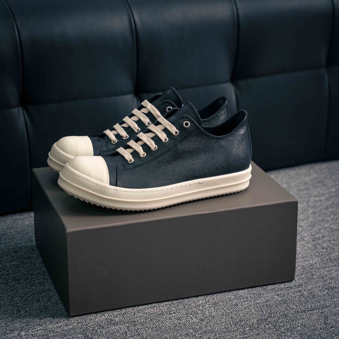 💰340     核心私

RO欧文斯Rickowens 皮棕 2025年度“鞋f2025年最新版一比一规格礼盒装，重达3斤以上，外加定制欧文斯保护盒配有日文、英文，双语种配件卡片!细节诠释，一件不落。鞋盒三标，正面+底部都一一做到!虽然增加不了实质的成本，但是打磨产品的细节，再微小也会还原!38 39 40 41 42 43 44 45 正常运动鞋尺码