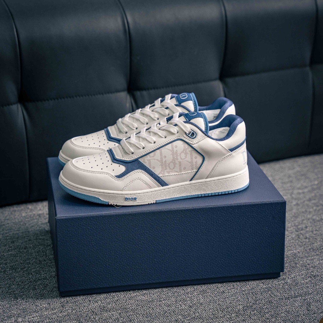 💰420     核心私

Dior迪奥 B27系列 东莞高端代购版本  原版爆拆一比一完美复刻 做工细节到位 原版全真皮定制材料 超赞 最新元素组合 时尚休闲个性 百搭 
面料：原版定制小牛皮+ Oblique老花布
内里：定制透气内里
大底：原版开模TPU组合大底
底厚：3CM
包装：全套原版礼盒包装
尺码：40-46