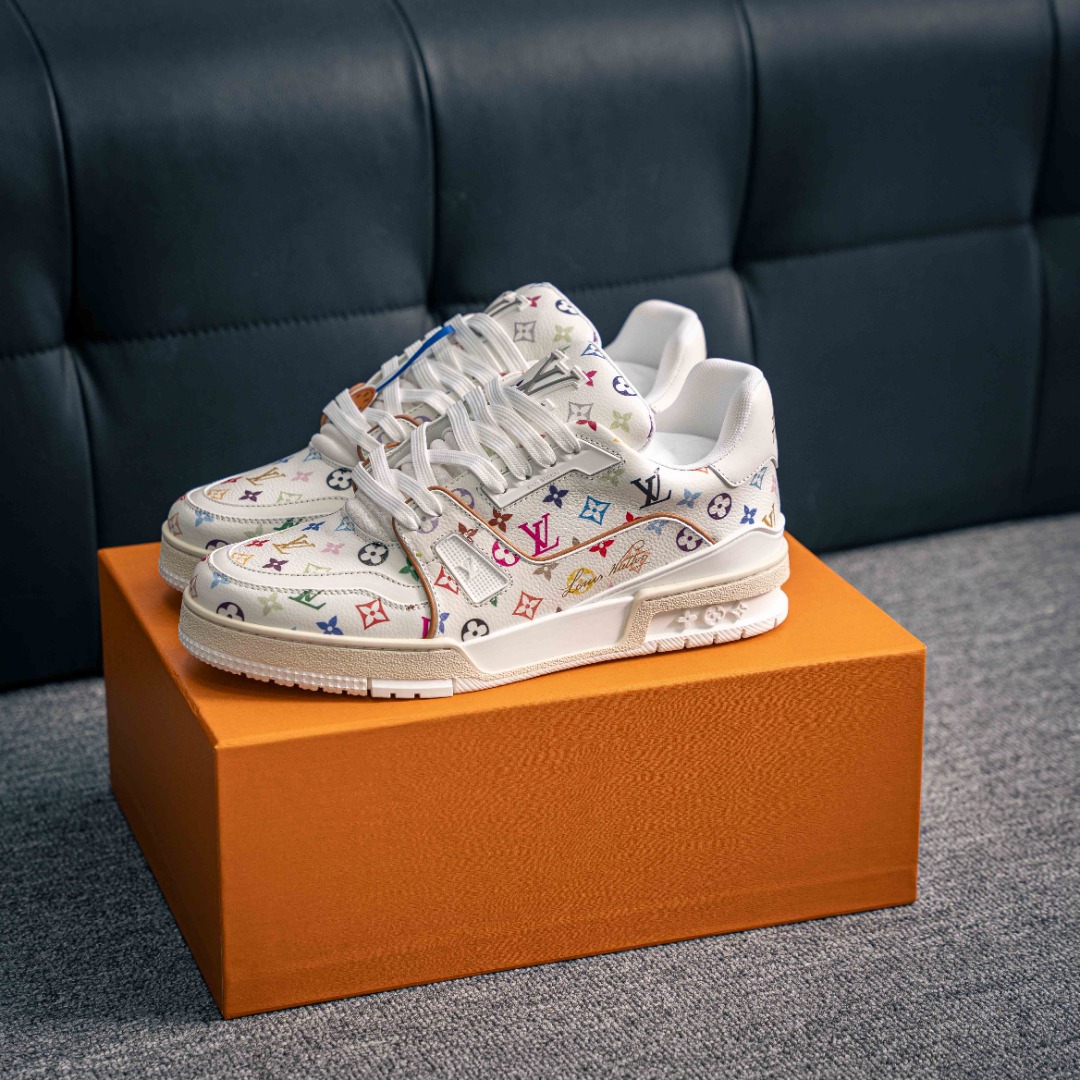 💰470     核心私

LV#男女鞋广东原产#升级厚实抽屉礼品鞋盒及包装说明书防尘布袋物件(附送快递加固包装你牛皮纸盒!!)#采用提花丹宁牛仔布料鞋面材质#嵌入超软脚感EVA物料鞋垫#后跟耐弯折滴塑支撑片#外置TPR光泽组合隔色鞋底法国巴黎百年奢侈品牌LV路易威登Louis Vuitton Trainer 2.0 Sneaker Low 运动系列低帮复古百搭休闲运动文化篮球板鞋“
Virgil Abloh 从复古篮球鞋汲取灵感，打造备受青睐的 LV Trainer 运动鞋。此款鞋履为粒面牛皮革压印标志性 Monogram 图案，与光滑牛皮革共同成就新经典设计。繁复鞋面需要七小时的匠心缝制。
详细特征 混合材质 每双缝纫工时 7 小时 橡胶外底 鞋舌、侧面和后部饰有 LV 字母
尺码：35-45