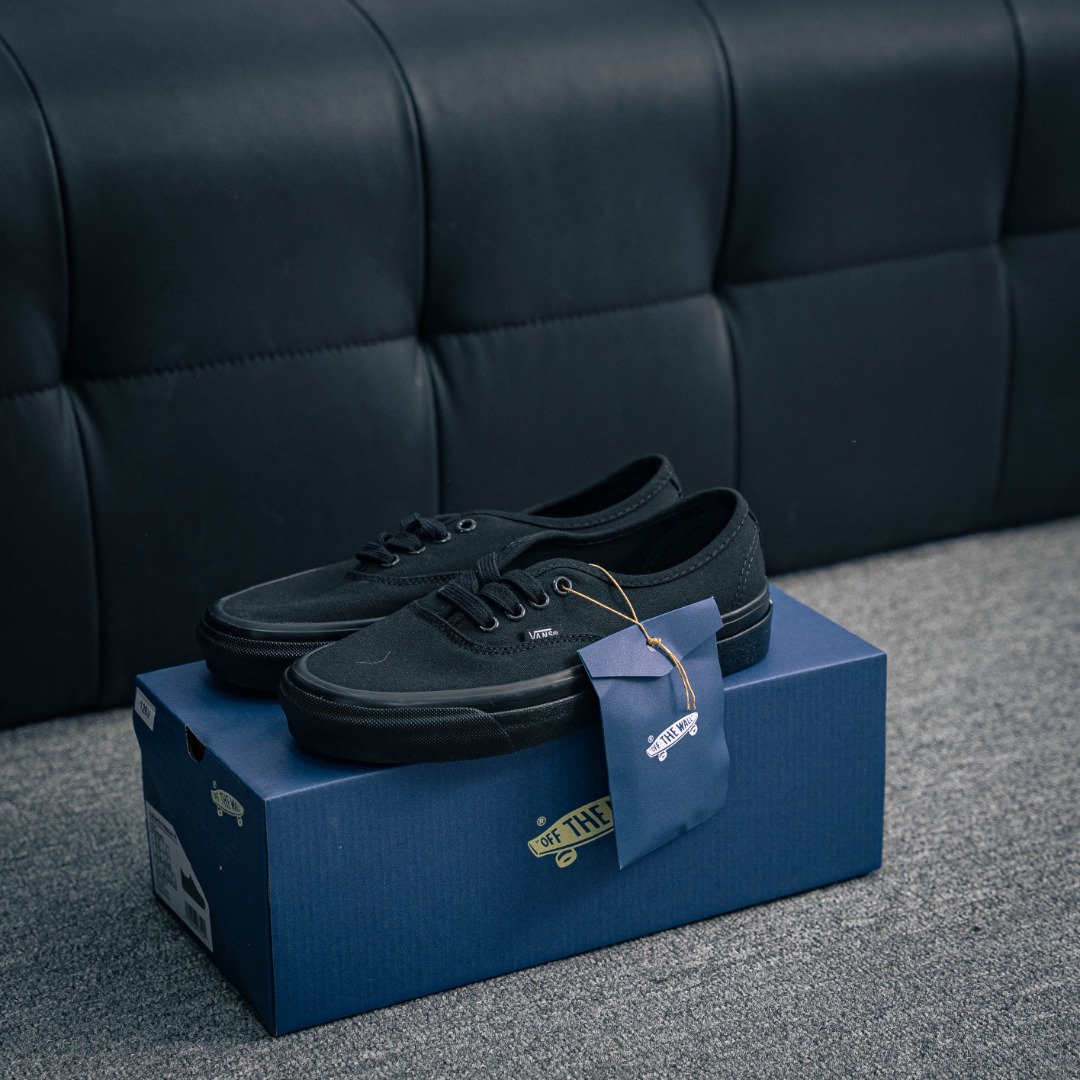 💰120         核心私

Vans Authentic REISSUE 44 春季六色全系列百搭舒适低帮帆布鞋男女同款 
尺码:35 36 36.5 37 38 38.5 39 40 40.5 41 42 42.5 43 44