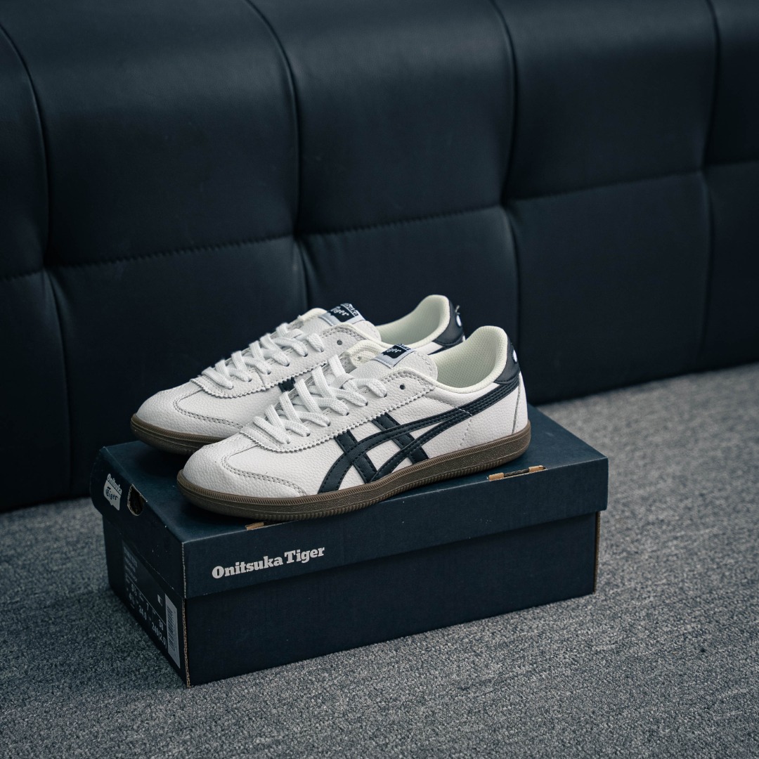 💰140         核心私

亚瑟士Onitsuka Tiger Tokuten 鬼家虎 德训低帮休闲板鞋 
货号：1183C429-100
尺码：36 37 38 39 40.5 41.5