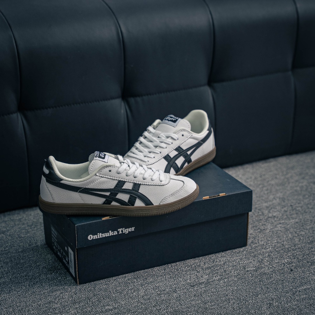 💰140         核心私

亚瑟士Onitsuka Tiger Tokuten 鬼家虎 德训低帮休闲板鞋 
货号：1183C429-100
尺码：36 37 38 39 40.5 41.5