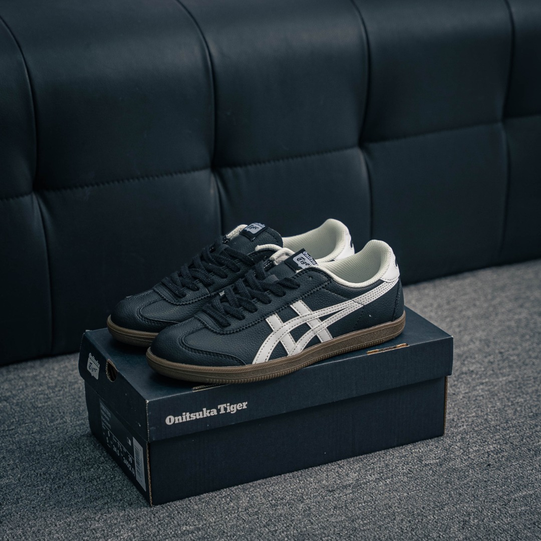 💰140         核心私

亚瑟士Onitsuka Tiger Tokuten 鬼家虎 德训低帮休闲板鞋 
货号：1183C429-001
尺码：36 37 38 39 40.5 41.5