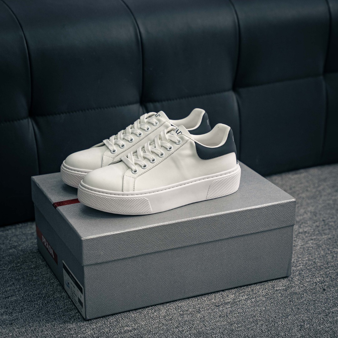 💰390         核心私

新货#意大利高奢品牌·PRADA普拉达情侣款运动板鞋百搭休闲小白鞋系列
#广东大厂品质 25ss春季新款 专柜同步 Prada Cloudbust Thunder运动鞋设计以雕塑感设计重新演绎PRADA独具时尚个性风格。大气个性更潮更抢眼更追求档次，它将颠覆旧念，与您共度时尚潮人必备! 面料采用原版进口小牛皮 牛皮内里垫脚 橡胶发泡大底 轻便防滑耐磨 脚感舒适 款式耐看做工精细 配以简洁利落的鞋楦 经典设计 步履间散发迷人韵味 展现独特风采。
Size：35-44（皮鞋码）