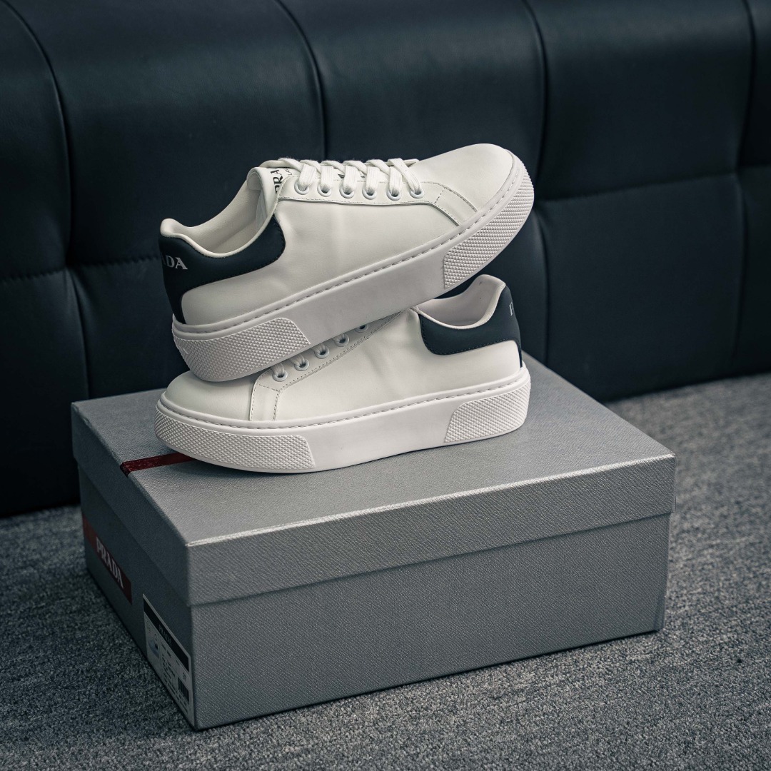 💰390         核心私

新货#意大利高奢品牌·PRADA普拉达情侣款运动板鞋百搭休闲小白鞋系列
#广东大厂品质 25ss春季新款 专柜同步 Prada Cloudbust Thunder运动鞋设计以雕塑感设计重新演绎PRADA独具时尚个性风格。大气个性更潮更抢眼更追求档次，它将颠覆旧念，与您共度时尚潮人必备! 面料采用原版进口小牛皮 牛皮内里垫脚 橡胶发泡大底 轻便防滑耐磨 脚感舒适 款式耐看做工精细 配以简洁利落的鞋楦 经典设计 步履间散发迷人韵味 展现独特风采。
Size：35-44（皮鞋码）