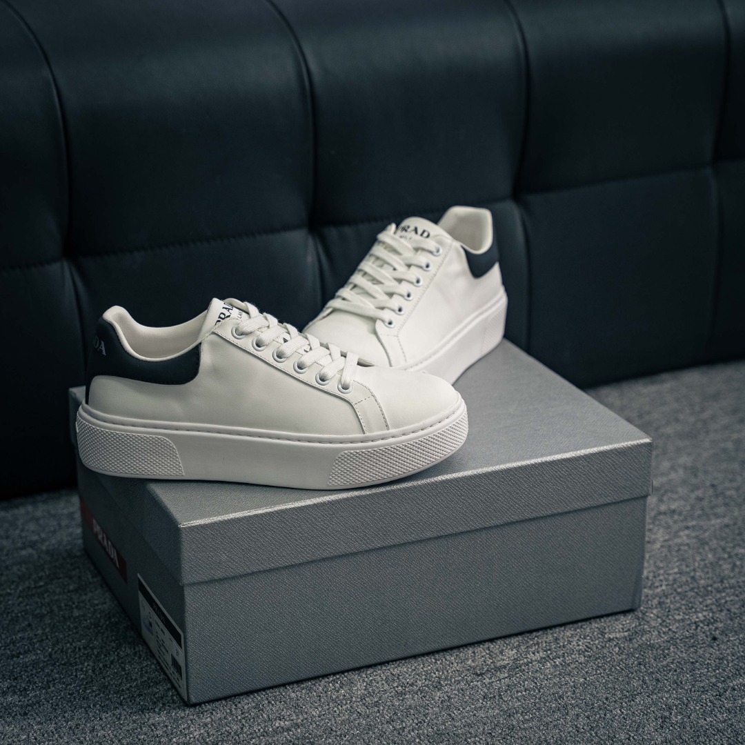 💰390         核心私

新货#意大利高奢品牌·PRADA普拉达情侣款运动板鞋百搭休闲小白鞋系列
#广东大厂品质 25ss春季新款 专柜同步 Prada Cloudbust Thunder运动鞋设计以雕塑感设计重新演绎PRADA独具时尚个性风格。大气个性更潮更抢眼更追求档次，它将颠覆旧念，与您共度时尚潮人必备! 面料采用原版进口小牛皮 牛皮内里垫脚 橡胶发泡大底 轻便防滑耐磨 脚感舒适 款式耐看做工精细 配以简洁利落的鞋楦 经典设计 步履间散发迷人韵味 展现独特风采。
Size：35-44（皮鞋码）