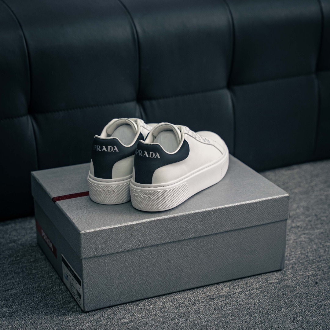 💰390         核心私

新货#意大利高奢品牌·PRADA普拉达情侣款运动板鞋百搭休闲小白鞋系列
#广东大厂品质 25ss春季新款 专柜同步 Prada Cloudbust Thunder运动鞋设计以雕塑感设计重新演绎PRADA独具时尚个性风格。大气个性更潮更抢眼更追求档次，它将颠覆旧念，与您共度时尚潮人必备! 面料采用原版进口小牛皮 牛皮内里垫脚 橡胶发泡大底 轻便防滑耐磨 脚感舒适 款式耐看做工精细 配以简洁利落的鞋楦 经典设计 步履间散发迷人韵味 展现独特风采。
Size：35-44（皮鞋码）