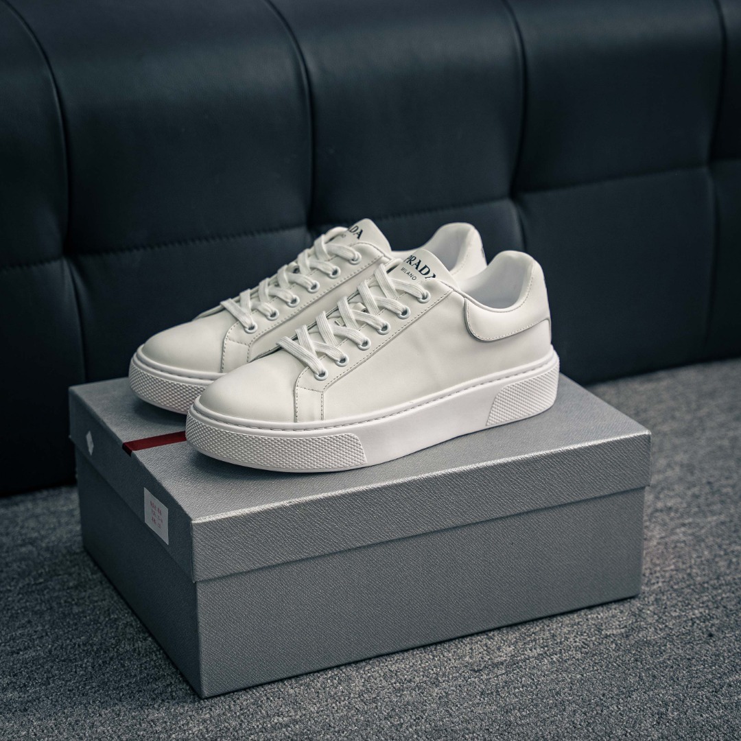 💰390         核心私

新货#意大利高奢品牌·PRADA普拉达情侣款运动板鞋百搭休闲小白鞋系列
#广东大厂品质 25ss春季新款 专柜同步 Prada Cloudbust Thunder运动鞋设计以雕塑感设计重新演绎PRADA独具时尚个性风格。大气个性更潮更抢眼更追求档次，它将颠覆旧念，与您共度时尚潮人必备! 面料采用原版进口小牛皮 牛皮内里垫脚 橡胶发泡大底 轻便防滑耐磨 脚感舒适 款式耐看做工精细 配以简洁利落的鞋楦 经典设计 步履间散发迷人韵味 展现独特风采。
Size：35-44（皮鞋码）