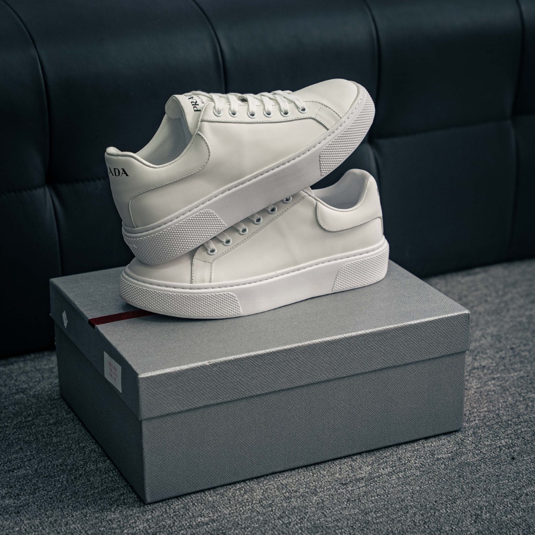 💰390         核心私

新货#意大利高奢品牌·PRADA普拉达情侣款运动板鞋百搭休闲小白鞋系列
#广东大厂品质 25ss春季新款 专柜同步 Prada Cloudbust Thunder运动鞋设计以雕塑感设计重新演绎PRADA独具时尚个性风格。大气个性更潮更抢眼更追求档次，它将颠覆旧念，与您共度时尚潮人必备! 面料采用原版进口小牛皮 牛皮内里垫脚 橡胶发泡大底 轻便防滑耐磨 脚感舒适 款式耐看做工精细 配以简洁利落的鞋楦 经典设计 步履间散发迷人韵味 展现独特风采。
Size：35-44（皮鞋码）