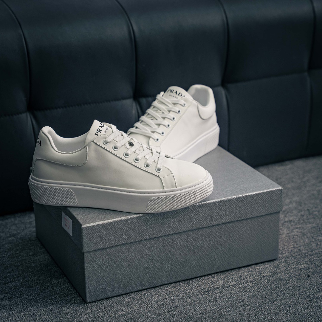 💰390         核心私

新货#意大利高奢品牌·PRADA普拉达情侣款运动板鞋百搭休闲小白鞋系列
#广东大厂品质 25ss春季新款 专柜同步 Prada Cloudbust Thunder运动鞋设计以雕塑感设计重新演绎PRADA独具时尚个性风格。大气个性更潮更抢眼更追求档次，它将颠覆旧念，与您共度时尚潮人必备! 面料采用原版进口小牛皮 牛皮内里垫脚 橡胶发泡大底 轻便防滑耐磨 脚感舒适 款式耐看做工精细 配以简洁利落的鞋楦 经典设计 步履间散发迷人韵味 展现独特风采。
Size：35-44（皮鞋码）