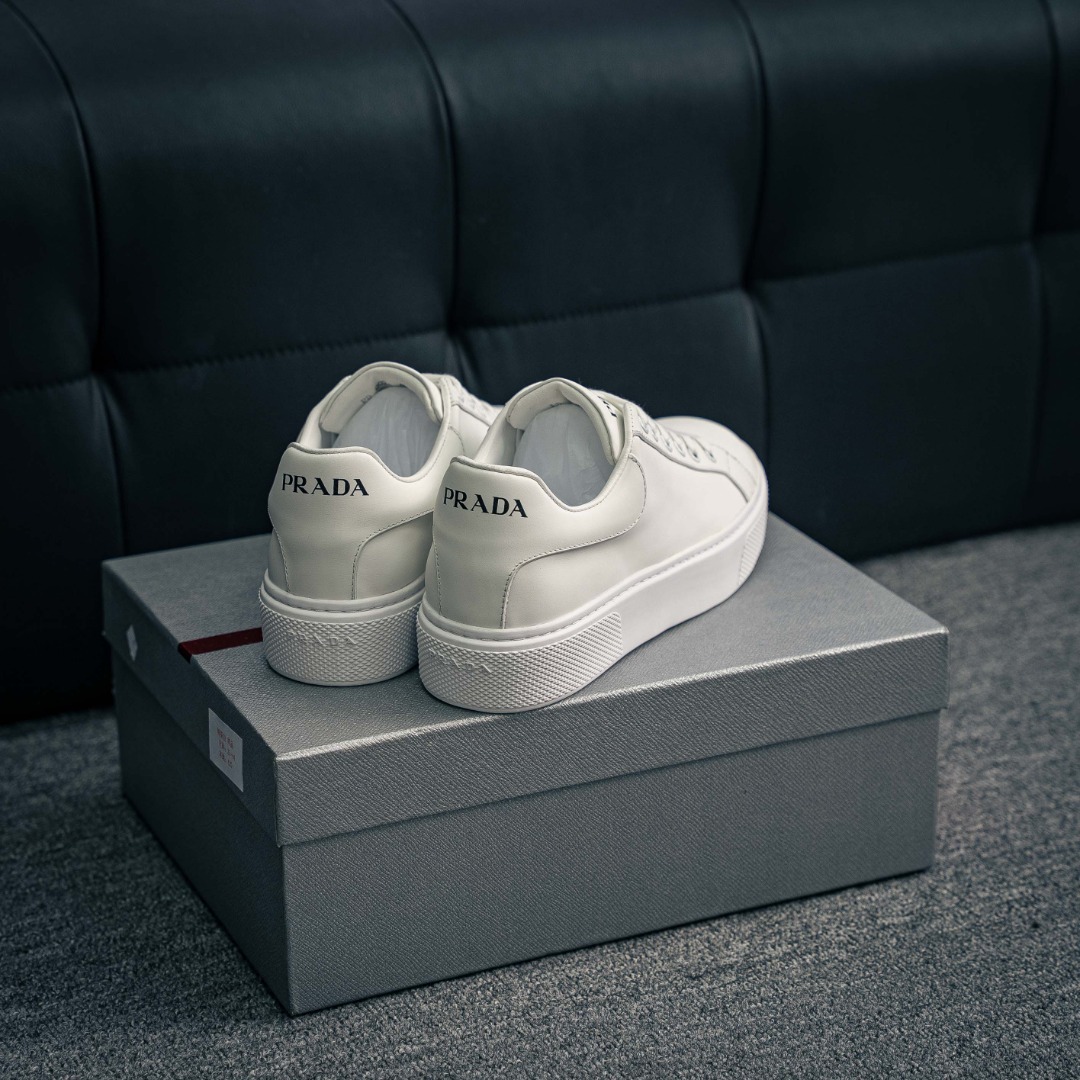 💰390         核心私

新货#意大利高奢品牌·PRADA普拉达情侣款运动板鞋百搭休闲小白鞋系列
#广东大厂品质 25ss春季新款 专柜同步 Prada Cloudbust Thunder运动鞋设计以雕塑感设计重新演绎PRADA独具时尚个性风格。大气个性更潮更抢眼更追求档次，它将颠覆旧念，与您共度时尚潮人必备! 面料采用原版进口小牛皮 牛皮内里垫脚 橡胶发泡大底 轻便防滑耐磨 脚感舒适 款式耐看做工精细 配以简洁利落的鞋楦 经典设计 步履间散发迷人韵味 展现独特风采。
Size：35-44（皮鞋码）