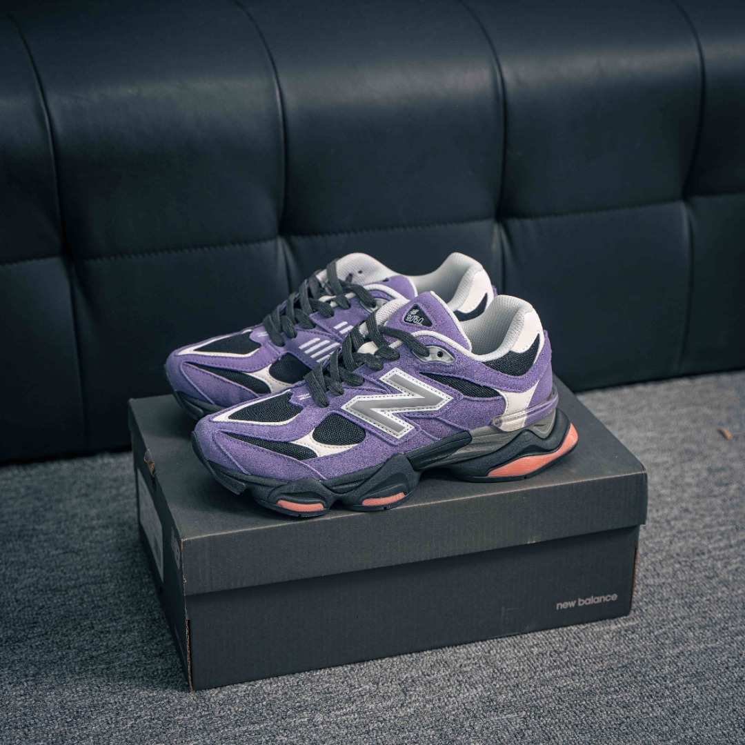 核心私 New Balance NB9060系列 新百伦绒面革网布经典百搭防滑耐磨透气低帮生活休闲鞋 全套原楦原纸板原厂数据开发 进口三明治网面 原装进口翻毛皮料正确绒感卡色 正确中底拉帮中底网布细节 原厂标裁 带紫光防伪 定制后跟透明水晶模块 冲裁组合 大底贴合程度胶水上色把控完美 整洁度挑战全网艺术家 多道序QC把关品质完善 匠心打造 耗时两个月开发完成 工艺极其复杂难度可想而知 新开独立私模大底 全网唯一正确六层组合大底 高端零售专供产物 货号:U9060VRB