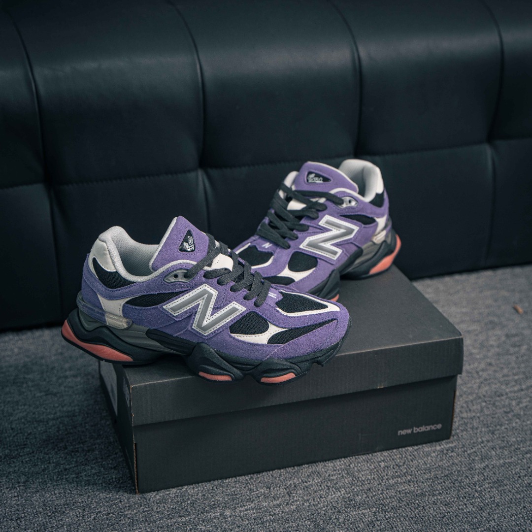 核心私 New Balance NB9060系列 新百伦绒面革网布经典百搭防滑耐磨透气低帮生活休闲鞋 全套原楦原纸板原厂数据开发 进口三明治网面 原装进口翻毛皮料正确绒感卡色 正确中底拉帮中底网布细节 原厂标裁 带紫光防伪 定制后跟透明水晶模块 冲裁组合 大底贴合程度胶水上色把控完美 整洁度挑战全网艺术家 多道序QC把关品质完善 匠心打造 耗时两个月开发完成 工艺极其复杂难度可想而知 新开独立私模大底 全网唯一正确六层组合大底 高端零售专供产物 货号:U9060VRB