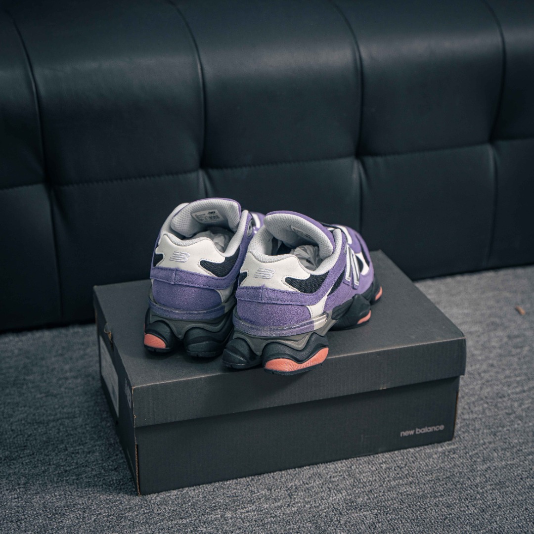 核心私 New Balance NB9060系列 新百伦绒面革网布经典百搭防滑耐磨透气低帮生活休闲鞋 全套原楦原纸板原厂数据开发 进口三明治网面 原装进口翻毛皮料正确绒感卡色 正确中底拉帮中底网布细节 原厂标裁 带紫光防伪 定制后跟透明水晶模块 冲裁组合 大底贴合程度胶水上色把控完美 整洁度挑战全网艺术家 多道序QC把关品质完善 匠心打造 耗时两个月开发完成 工艺极其复杂难度可想而知 新开独立私模大底 全网唯一正确六层组合大底 高端零售专供产物 货号:U9060VRB