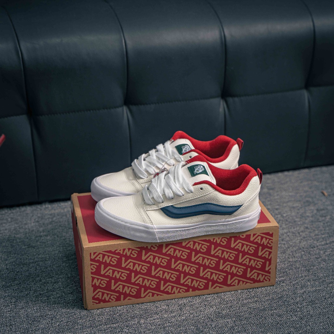 💰130        核心私

Vans范斯官方 Knu Skool  米灰色/白兰红面包鞋 男女同款休闲百搭板鞋流行潮流面包鞋
尺码：35 36 36.5 37 38 38.5 39 40 40.5 41 42 42.5 43 44 工艺：硫化1:1（重量1:1、真标、原钢印、材质标、鞋型标、合格证）
yk