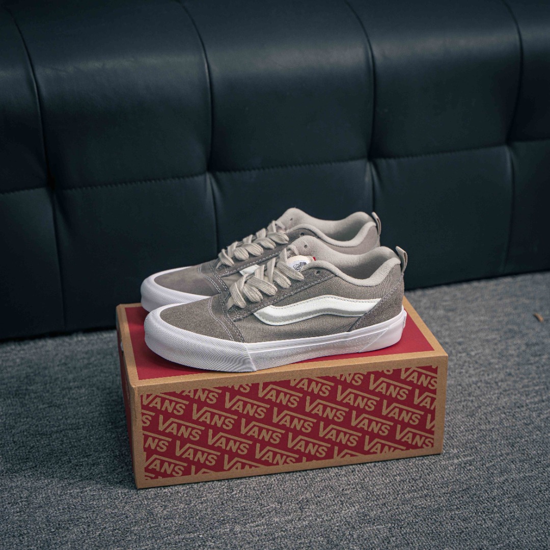 💰130        核心私

Vans范斯官方 Knu Skool  米灰色/白兰红面包鞋 男女同款休闲百搭板鞋流行潮流面包鞋
尺码：35 36 36.5 37 38 38.5 39 40 40.5 41 42 42.5 43 44 工艺：硫化1:1（重量1:1、真标、原钢印、材质标、鞋型标、合格证）
yk