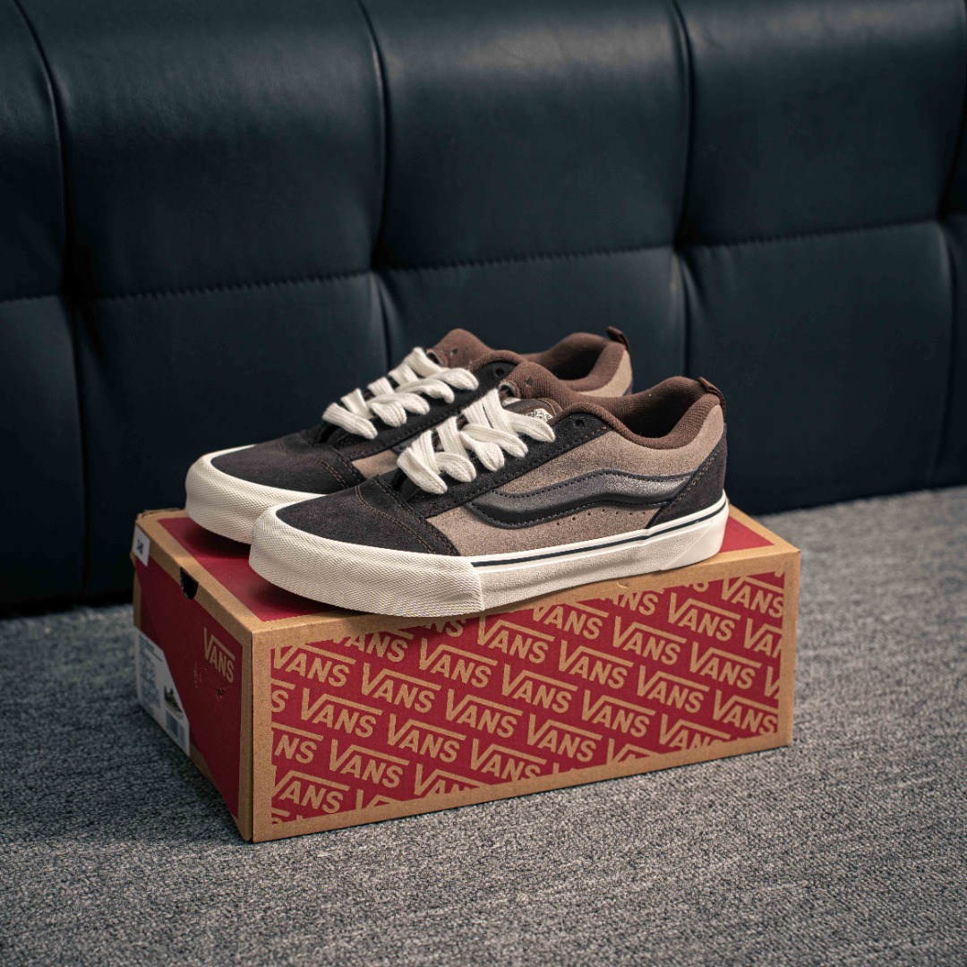 💰130        核心私

Vans范斯官方 Knu Skool 棕褐色面包鞋 男女同款休闲百搭板鞋流行潮流面包鞋
尺码：35 36 36.5 37 38 38.5 39 40 40.5 41 42 42.5 43 44 工艺：硫化1:1（重量1:1、真标、原钢印、材质标、鞋型标、合格证）
YK