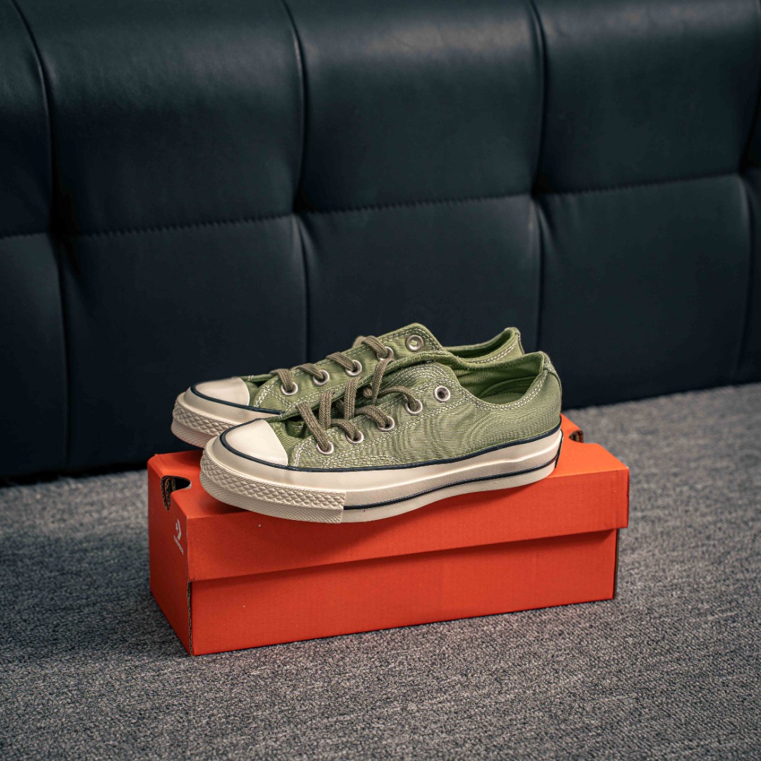 💰140        核心私

Converse Chuck 1970s XLD 牛油果绿      
当季新品 一眼就心动的绿色  
这双匡威牛油果绿配色的小鞋真的太适合了 聚酯纤维帆布材质，坚固耐穿，适合户外穿着，采用缝线工艺，做工精致，简约百搭 夏日色调和同色系鞋带，夏日专属配色。
高帮货号：A03439C
低帮货号：A03438C
尺码：35-44（36.5 37.5 39.5 41.5 42.5） 
YK