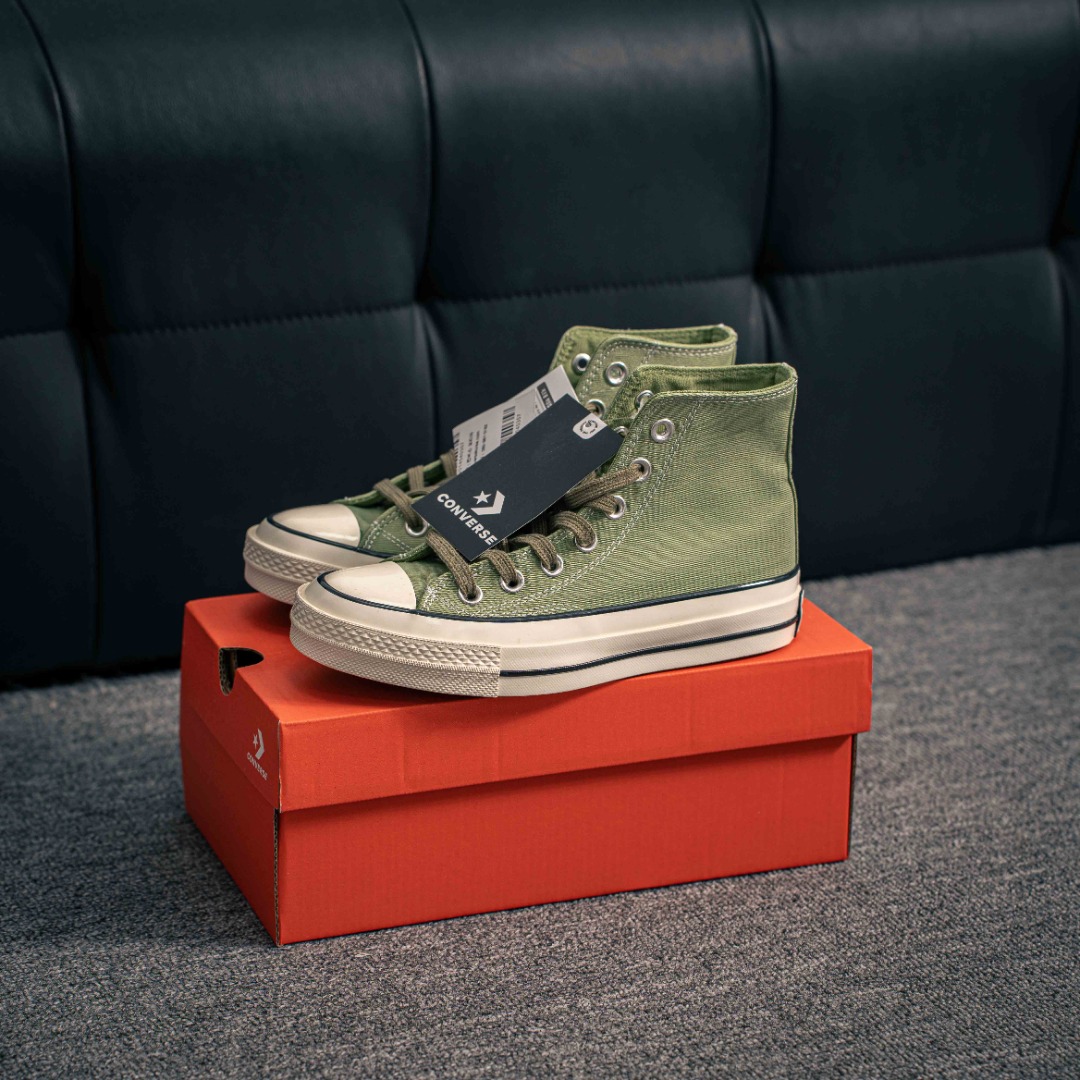 💰140        核心私

Converse Chuck 1970s XLD 牛油果绿      
当季新品 一眼就心动的绿色  
这双匡威牛油果绿配色的小鞋真的太适合了 聚酯纤维帆布材质，坚固耐穿，适合户外穿着，采用缝线工艺，做工精致，简约百搭 夏日色调和同色系鞋带，夏日专属配色。
高帮货号：A03439C
低帮货号：A03438C
尺码：35-44（36.5 37.5 39.5 41.5 42.5） 
YK