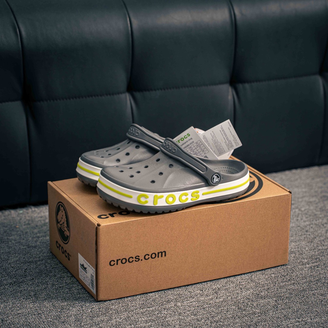 💰90 核心私
Crocs Bayaband Clog 卡骆驰贝雅卡骆班户外潮流休闲沙滩洞洞拖鞋凉鞋 鞋盒装 注意配件需单独购买 超轻Croslite专利材料打造 鞋面更加耐用易清洗 该鞋款轻盈舒适 2002年 经典克骆格诞生 秉承外形简单 穿着舒适的初衷 不断为消费者带来舒适的穿着体验 穿出“趣”味 鞋面洞洞可搭彰显个性的智必星 一鞋两穿 可调节式后跟带增添鞋身的稳固性能 放前面变成愜意舒适的凉拖 放后面行走跑跳更加稳妥 Croslite 材料 封闭式细胞树脂 能够在体温作用下自动变形以适应脚部形状 涉水性优秀的同时易于清洁 抓地力强 不易打滑 Crocs的核心理念:轻便 灵活 全方位的舒适感
尺码:36 37 38 39 40 41 42 43 44 45 46 47