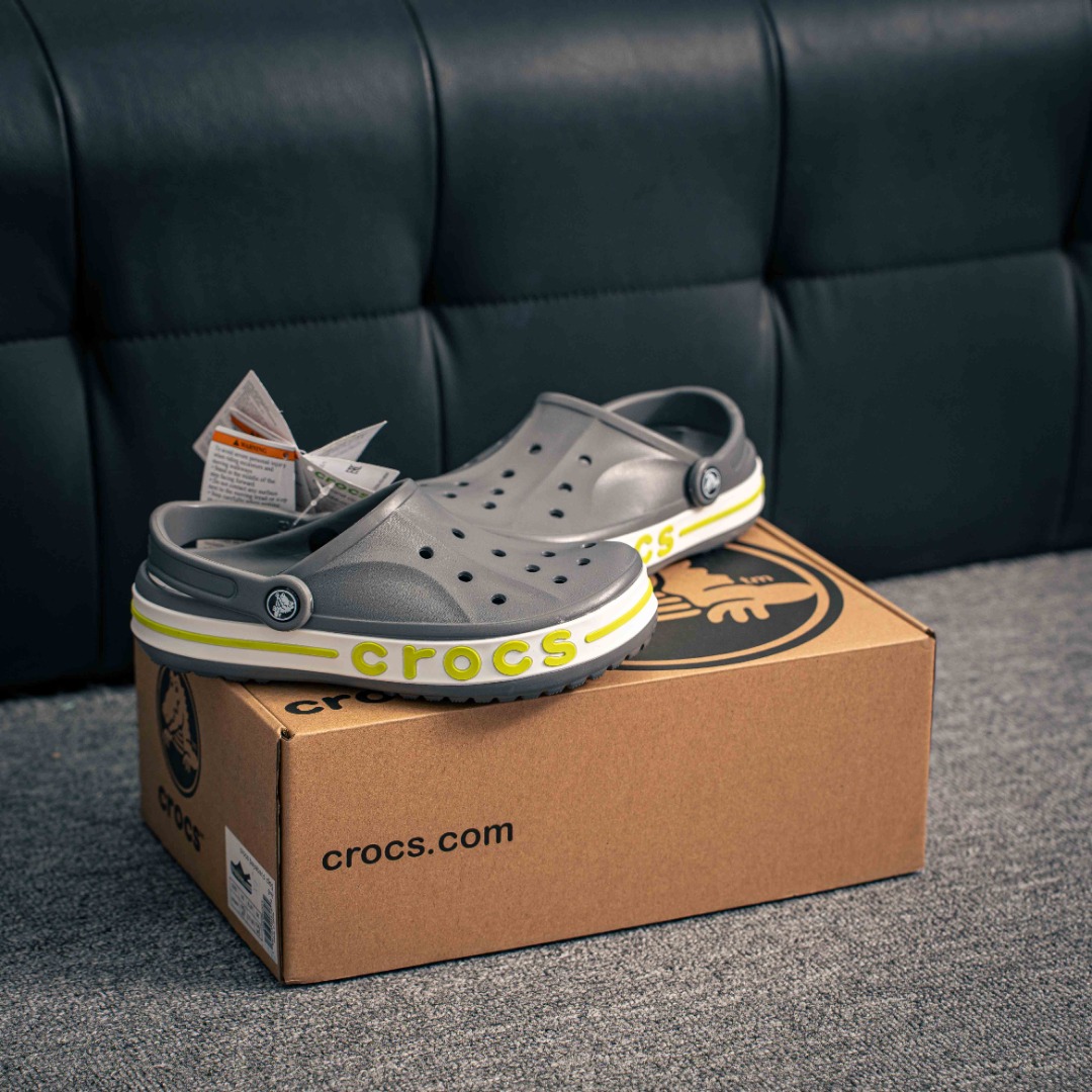 💰90 核心私
Crocs Bayaband Clog 卡骆驰贝雅卡骆班户外潮流休闲沙滩洞洞拖鞋凉鞋 鞋盒装 注意配件需单独购买 超轻Croslite专利材料打造 鞋面更加耐用易清洗 该鞋款轻盈舒适 2002年 经典克骆格诞生 秉承外形简单 穿着舒适的初衷 不断为消费者带来舒适的穿着体验 穿出“趣”味 鞋面洞洞可搭彰显个性的智必星 一鞋两穿 可调节式后跟带增添鞋身的稳固性能 放前面变成愜意舒适的凉拖 放后面行走跑跳更加稳妥 Croslite 材料 封闭式细胞树脂 能够在体温作用下自动变形以适应脚部形状 涉水性优秀的同时易于清洁 抓地力强 不易打滑 Crocs的核心理念:轻便 灵活 全方位的舒适感
尺码:36 37 38 39 40 41 42 43 44 45 46 47