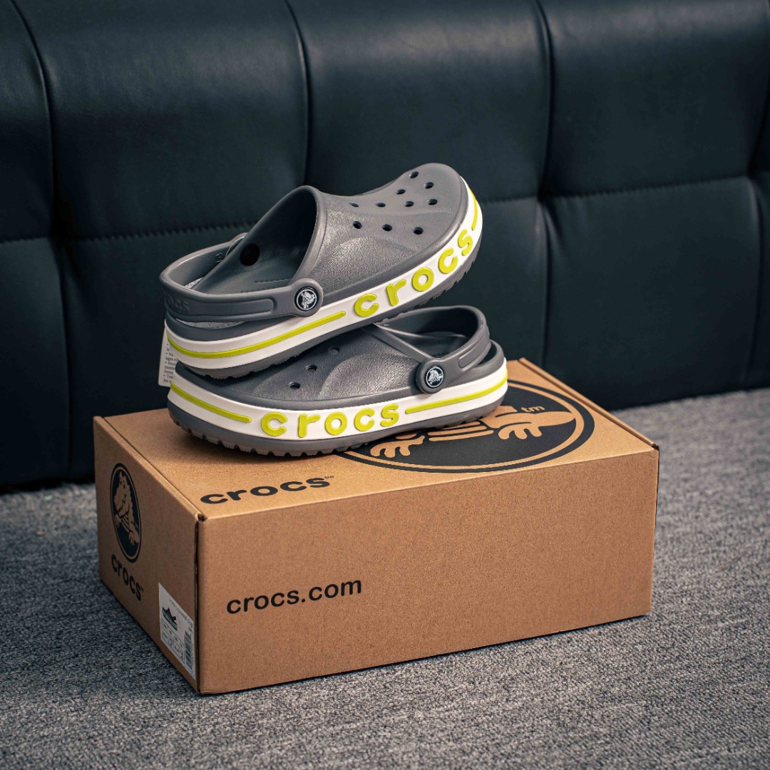 💰90 核心私
Crocs Bayaband Clog 卡骆驰贝雅卡骆班户外潮流休闲沙滩洞洞拖鞋凉鞋 鞋盒装 注意配件需单独购买 超轻Croslite专利材料打造 鞋面更加耐用易清洗 该鞋款轻盈舒适 2002年 经典克骆格诞生 秉承外形简单 穿着舒适的初衷 不断为消费者带来舒适的穿着体验 穿出“趣”味 鞋面洞洞可搭彰显个性的智必星 一鞋两穿 可调节式后跟带增添鞋身的稳固性能 放前面变成愜意舒适的凉拖 放后面行走跑跳更加稳妥 Croslite 材料 封闭式细胞树脂 能够在体温作用下自动变形以适应脚部形状 涉水性优秀的同时易于清洁 抓地力强 不易打滑 Crocs的核心理念:轻便 灵活 全方位的舒适感
尺码:36 37 38 39 40 41 42 43 44 45 46 47