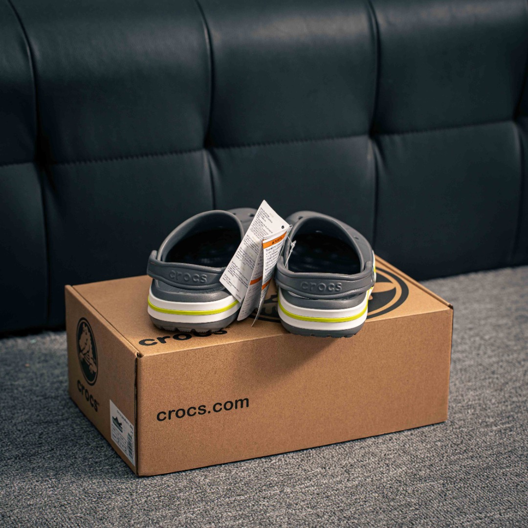 💰90 核心私
Crocs Bayaband Clog 卡骆驰贝雅卡骆班户外潮流休闲沙滩洞洞拖鞋凉鞋 鞋盒装 注意配件需单独购买 超轻Croslite专利材料打造 鞋面更加耐用易清洗 该鞋款轻盈舒适 2002年 经典克骆格诞生 秉承外形简单 穿着舒适的初衷 不断为消费者带来舒适的穿着体验 穿出“趣”味 鞋面洞洞可搭彰显个性的智必星 一鞋两穿 可调节式后跟带增添鞋身的稳固性能 放前面变成愜意舒适的凉拖 放后面行走跑跳更加稳妥 Croslite 材料 封闭式细胞树脂 能够在体温作用下自动变形以适应脚部形状 涉水性优秀的同时易于清洁 抓地力强 不易打滑 Crocs的核心理念:轻便 灵活 全方位的舒适感
尺码:36 37 38 39 40 41 42 43 44 45 46 47