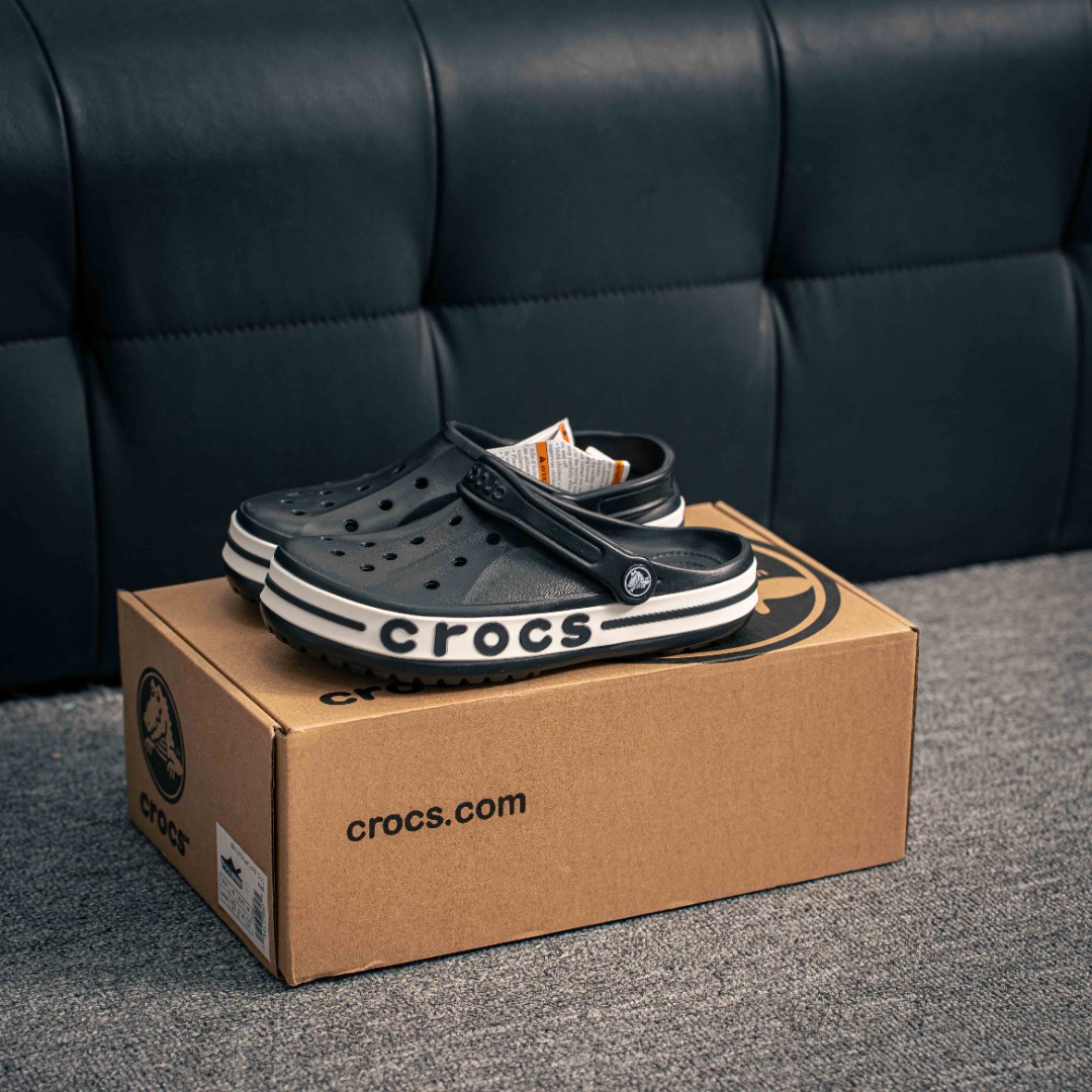 💰90 核心私
Crocs Bayaband Clog 卡骆驰贝雅卡骆班户外潮流休闲沙滩洞洞拖鞋凉鞋 鞋盒装 注意配件需单独购买 超轻Croslite专利材料打造 鞋面更加耐用易清洗 该鞋款轻盈舒适 2002年 经典克骆格诞生 秉承外形简单 穿着舒适的初衷 不断为消费者带来舒适的穿着体验 穿出“趣”味 鞋面洞洞可搭彰显个性的智必星 一鞋两穿 可调节式后跟带增添鞋身的稳固性能 放前面变成愜意舒适的凉拖 放后面行走跑跳更加稳妥 Croslite 材料 封闭式细胞树脂 能够在体温作用下自动变形以适应脚部形状 涉水性优秀的同时易于清洁 抓地力强 不易打滑 Crocs的核心理念:轻便 灵活 全方位的舒适感
尺码:36 37 38 39 40 41 42 43 44 45 46 47