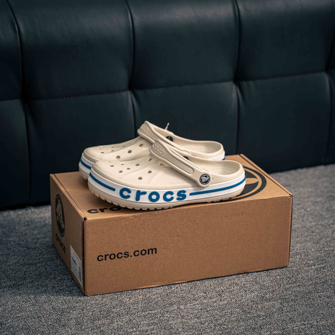 💰90 核心私
Crocs Bayaband Clog 卡骆驰贝雅卡骆班户外潮流休闲沙滩洞洞拖鞋凉鞋 鞋盒装 注意配件需单独购买 超轻Croslite专利材料打造 鞋面更加耐用易清洗 该鞋款轻盈舒适 2002年 经典克骆格诞生 秉承外形简单 穿着舒适的初衷 不断为消费者带来舒适的穿着体验 穿出“趣”味 鞋面洞洞可搭彰显个性的智必星 一鞋两穿 可调节式后跟带增添鞋身的稳固性能 放前面变成愜意舒适的凉拖 放后面行走跑跳更加稳妥 Croslite 材料 封闭式细胞树脂 能够在体温作用下自动变形以适应脚部形状 涉水性优秀的同时易于清洁 抓地力强 不易打滑 Crocs的核心理念:轻便 灵活 全方位的舒适感
尺码:36 37 38 39 40 41 42 43 44 45 46 47