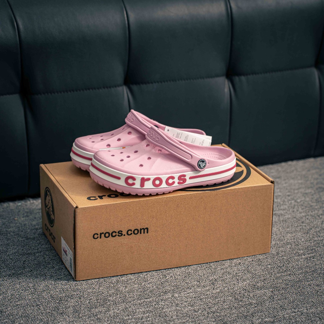 💰90 核心私
Crocs Bayaband Clog 卡骆驰贝雅卡骆班户外潮流休闲沙滩洞洞拖鞋凉鞋 鞋盒装 注意配件需单独购买 超轻Croslite专利材料打造 鞋面更加耐用易清洗 该鞋款轻盈舒适 2002年 经典克骆格诞生 秉承外形简单 穿着舒适的初衷 不断为消费者带来舒适的穿着体验 穿出“趣”味 鞋面洞洞可搭彰显个性的智必星 一鞋两穿 可调节式后跟带增添鞋身的稳固性能 放前面变成愜意舒适的凉拖 放后面行走跑跳更加稳妥 Croslite 材料 封闭式细胞树脂 能够在体温作用下自动变形以适应脚部形状 涉水性优秀的同时易于清洁 抓地力强 不易打滑 Crocs的核心理念:轻便 灵活 全方位的舒适感
尺码:36 37 38 39 40 41 42 43 44 45 46 47