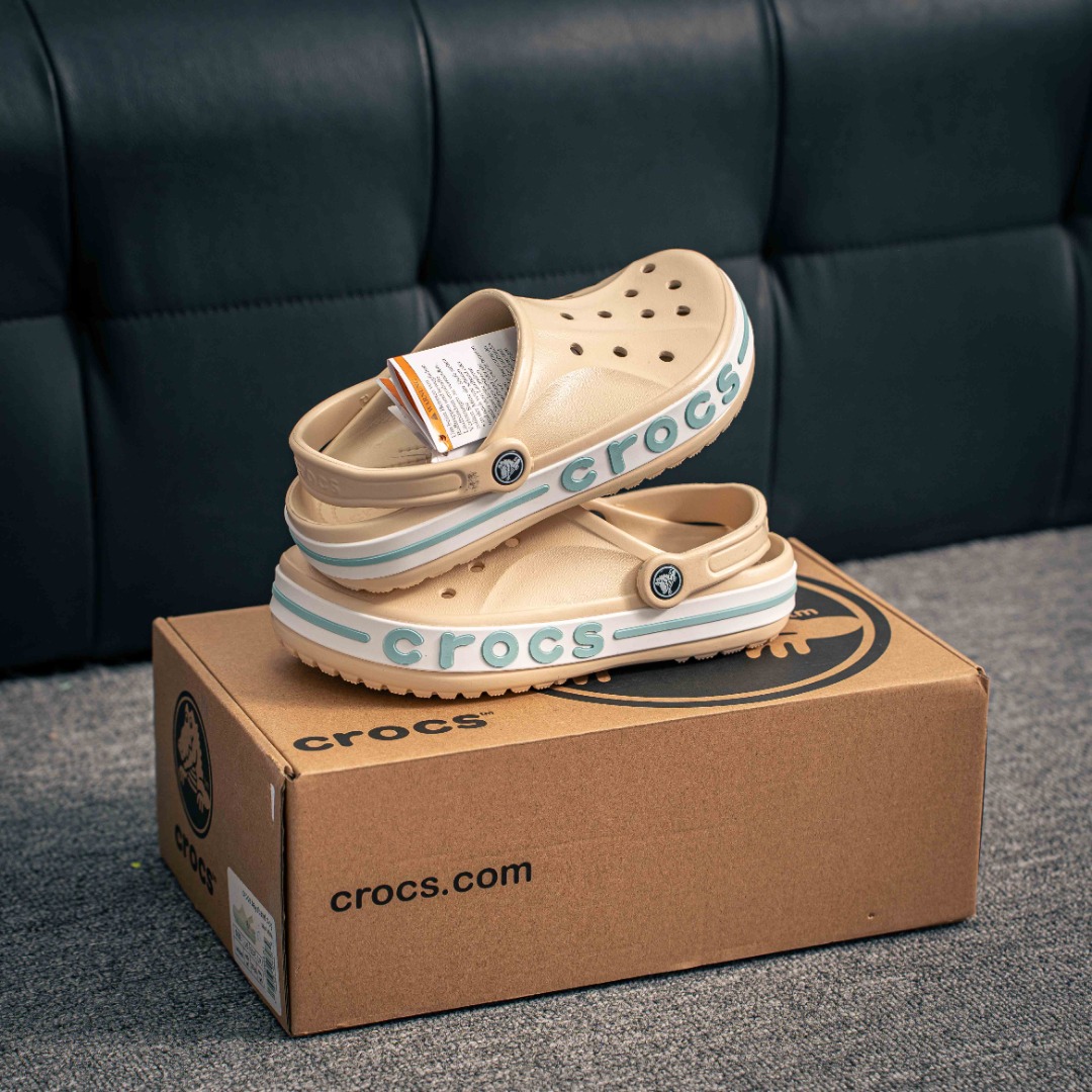 💰90 核心私
Crocs Bayaband Clog 卡骆驰贝雅卡骆班户外潮流休闲沙滩洞洞拖鞋凉鞋 鞋盒装 注意配件需单独购买 超轻Croslite专利材料打造 鞋面更加耐用易清洗 该鞋款轻盈舒适 2002年 经典克骆格诞生 秉承外形简单 穿着舒适的初衷 不断为消费者带来舒适的穿着体验 穿出“趣”味 鞋面洞洞可搭彰显个性的智必星 一鞋两穿 可调节式后跟带增添鞋身的稳固性能 放前面变成愜意舒适的凉拖 放后面行走跑跳更加稳妥 Croslite 材料 封闭式细胞树脂 能够在体温作用下自动变形以适应脚部形状 涉水性优秀的同时易于清洁 抓地力强 不易打滑 Crocs的核心理念:轻便 灵活 全方位的舒适感
尺码:36 37 38 39 40 41 42 43 44 45 46 47