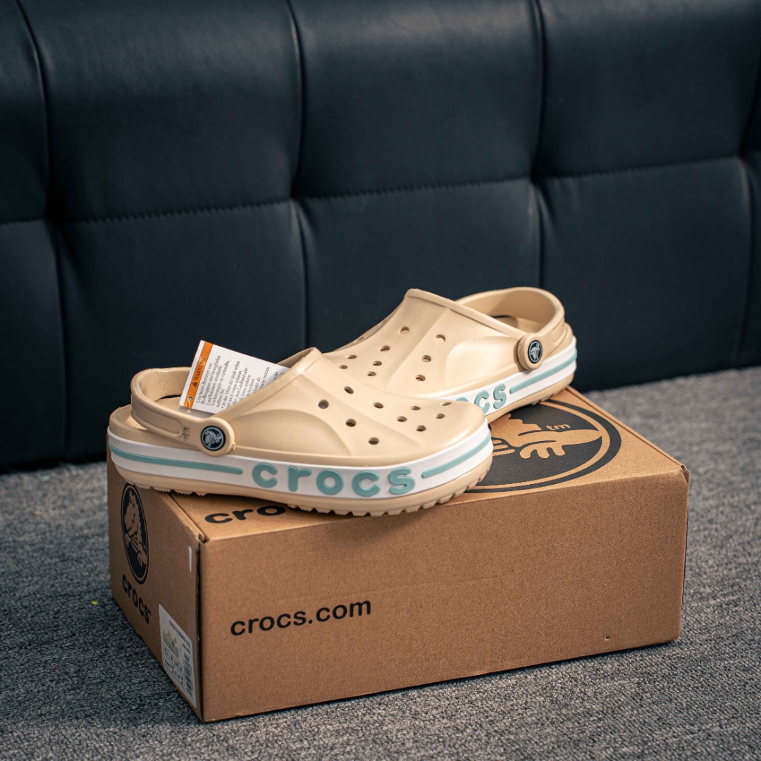 💰90 核心私
Crocs Bayaband Clog 卡骆驰贝雅卡骆班户外潮流休闲沙滩洞洞拖鞋凉鞋 鞋盒装 注意配件需单独购买 超轻Croslite专利材料打造 鞋面更加耐用易清洗 该鞋款轻盈舒适 2002年 经典克骆格诞生 秉承外形简单 穿着舒适的初衷 不断为消费者带来舒适的穿着体验 穿出“趣”味 鞋面洞洞可搭彰显个性的智必星 一鞋两穿 可调节式后跟带增添鞋身的稳固性能 放前面变成愜意舒适的凉拖 放后面行走跑跳更加稳妥 Croslite 材料 封闭式细胞树脂 能够在体温作用下自动变形以适应脚部形状 涉水性优秀的同时易于清洁 抓地力强 不易打滑 Crocs的核心理念:轻便 灵活 全方位的舒适感
尺码:36 37 38 39 40 41 42 43 44 45 46 47