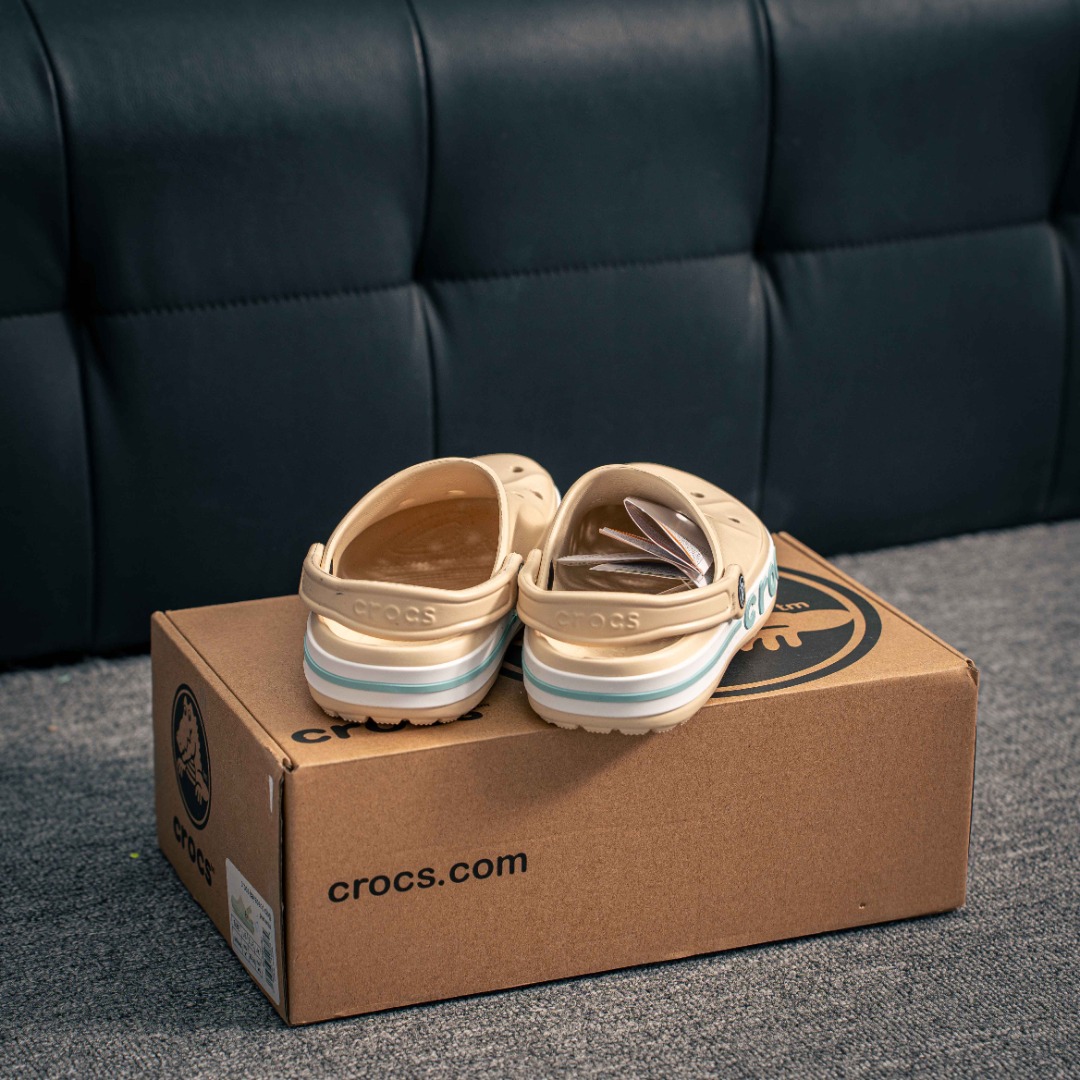 💰90 核心私
Crocs Bayaband Clog 卡骆驰贝雅卡骆班户外潮流休闲沙滩洞洞拖鞋凉鞋 鞋盒装 注意配件需单独购买 超轻Croslite专利材料打造 鞋面更加耐用易清洗 该鞋款轻盈舒适 2002年 经典克骆格诞生 秉承外形简单 穿着舒适的初衷 不断为消费者带来舒适的穿着体验 穿出“趣”味 鞋面洞洞可搭彰显个性的智必星 一鞋两穿 可调节式后跟带增添鞋身的稳固性能 放前面变成愜意舒适的凉拖 放后面行走跑跳更加稳妥 Croslite 材料 封闭式细胞树脂 能够在体温作用下自动变形以适应脚部形状 涉水性优秀的同时易于清洁 抓地力强 不易打滑 Crocs的核心理念:轻便 灵活 全方位的舒适感
尺码:36 37 38 39 40 41 42 43 44 45 46 47