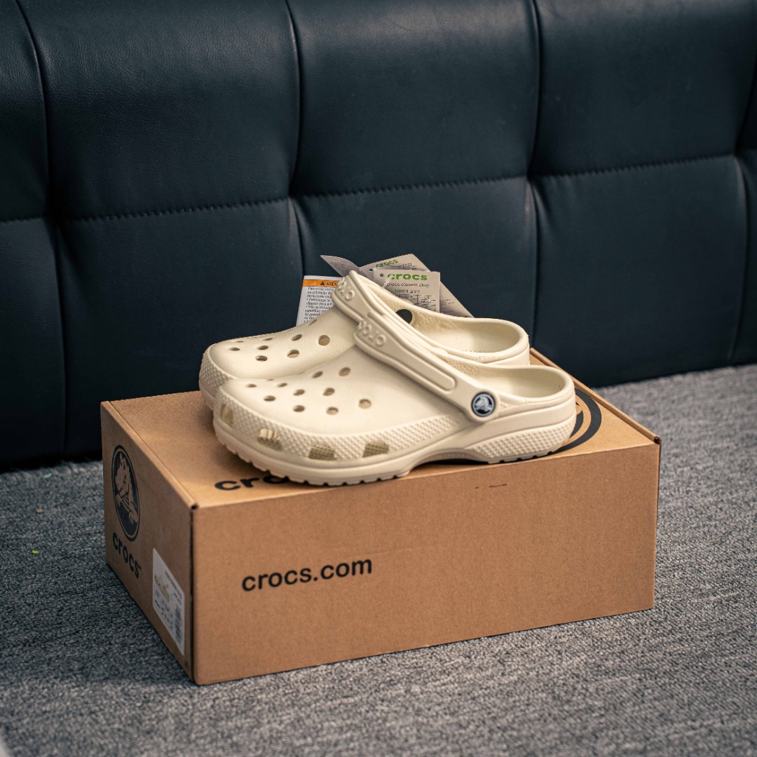 💰85        核心私

卡骆驰Crocs Classic Clog 卡骆驰全系列休闲沙滩洞洞拖鞋凉鞋 超轻Croslite专利材料打造 鞋面更加耐用易清洗 该鞋款轻盈舒
尺码：36 37 38 39 40 41 42 43 44 45 46 47