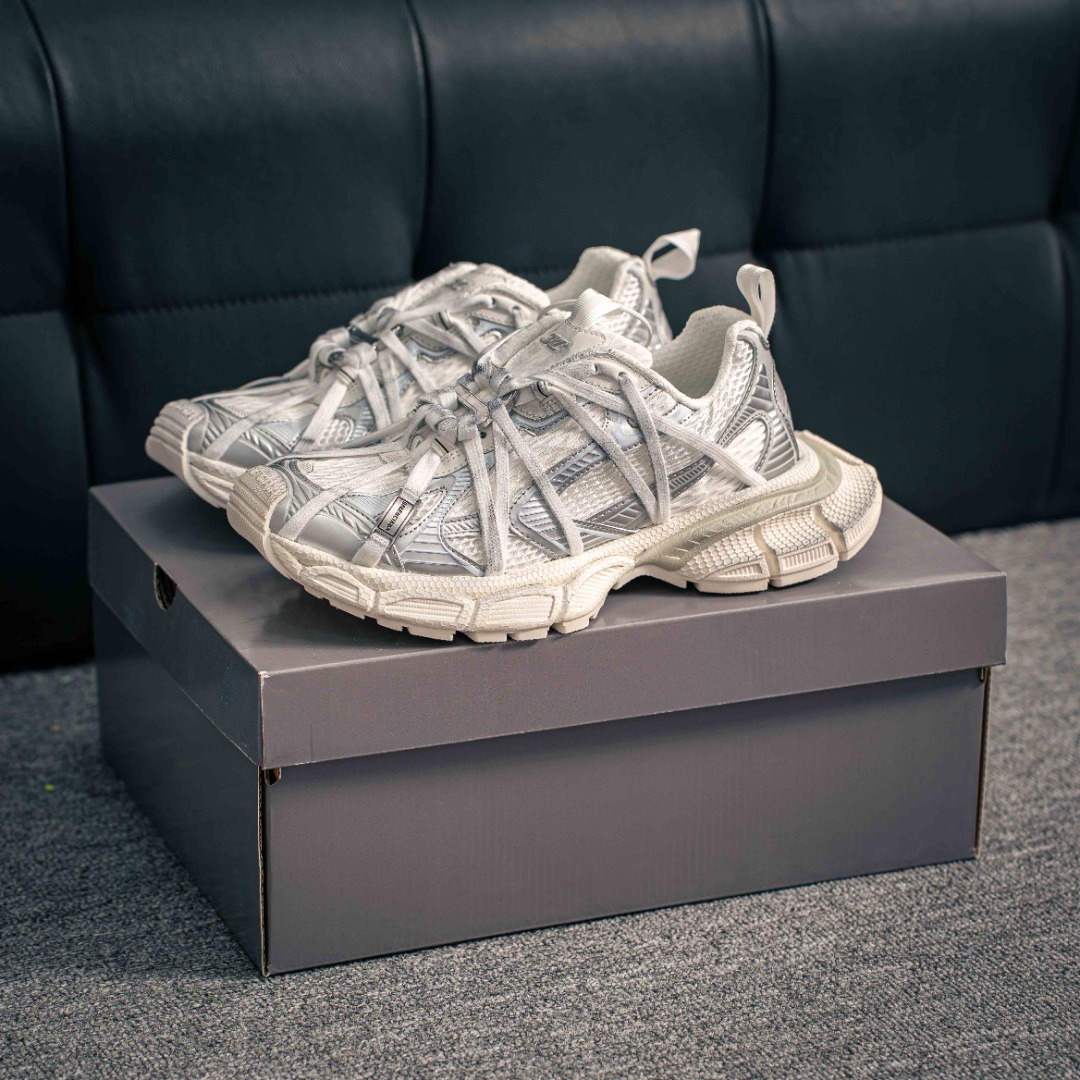 核心私 Balenciaga Phantom Sneaker 巴黎世家 巴黎世家3XL全新十代系列潮流跑鞋 增加全新设计 在延续 Track Trainer 户外轮廓和复杂鞋面结构的同时,更具复古风格 货号:825599 W3XL2 0101