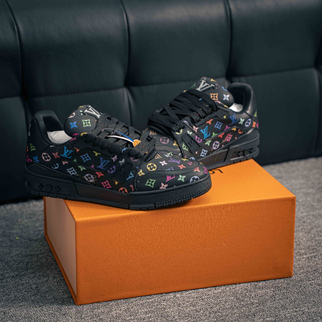 💰480        核心私

LV#男女鞋广东原产#升级厚实抽屉礼品鞋盒及包装说明书防尘布袋物件(附送快递加固包装你牛皮纸盒!!)#采用提花丹宁牛仔布料鞋面材质#嵌入超软脚感EVA物料鞋垫#后跟耐弯折滴塑支撑片#外置TPR光泽组合隔色鞋底法国巴黎百年奢侈品牌LV路易威登Louis Vuitton Trainer 2.0 Sneaker Low 运动系列低帮复古百搭休闲运动文化篮球板鞋“
Virgil Abloh 从复古篮球鞋汲取灵感，打造备受青睐的 LV Trainer 运动鞋。此款鞋履为粒面牛皮革压印标志性 Monogram 图案，与光滑牛皮革共同成就新经典设计。繁复鞋面需要七小时的匠心缝制。
详细特征 混合材质 每双缝纫工时 7 小时 橡胶外底 鞋舌、侧面和后部饰有 LV 字母
尺码：35-45
152229