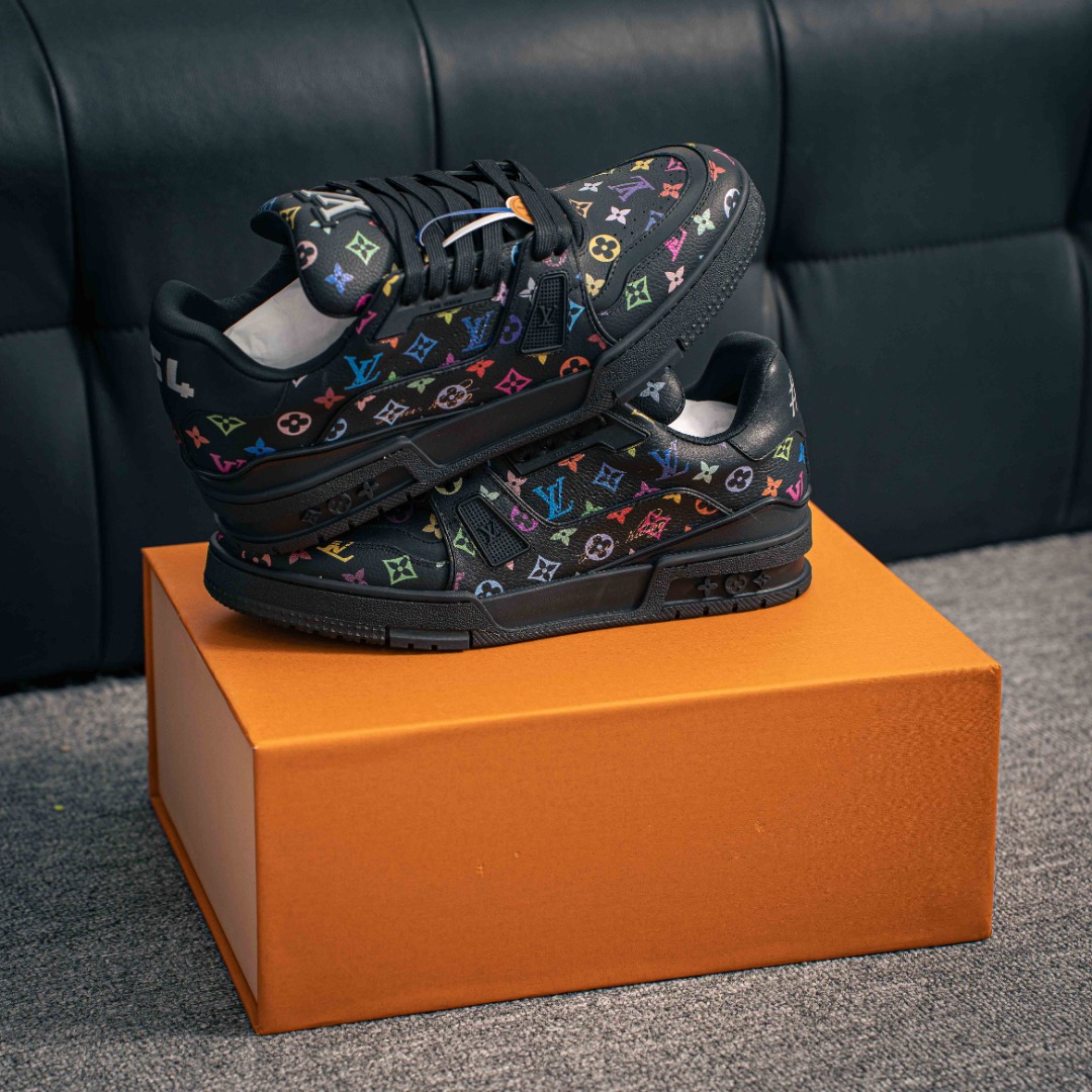 💰480        核心私

LV#男女鞋广东原产#升级厚实抽屉礼品鞋盒及包装说明书防尘布袋物件(附送快递加固包装你牛皮纸盒!!)#采用提花丹宁牛仔布料鞋面材质#嵌入超软脚感EVA物料鞋垫#后跟耐弯折滴塑支撑片#外置TPR光泽组合隔色鞋底法国巴黎百年奢侈品牌LV路易威登Louis Vuitton Trainer 2.0 Sneaker Low 运动系列低帮复古百搭休闲运动文化篮球板鞋“
Virgil Abloh 从复古篮球鞋汲取灵感，打造备受青睐的 LV Trainer 运动鞋。此款鞋履为粒面牛皮革压印标志性 Monogram 图案，与光滑牛皮革共同成就新经典设计。繁复鞋面需要七小时的匠心缝制。
详细特征 混合材质 每双缝纫工时 7 小时 橡胶外底 鞋舌、侧面和后部饰有 LV 字母
尺码：35-45
152229